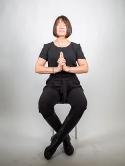 MediYoga och Mindfulness går utmärkt att göra på stol och i vanliga kläder.
