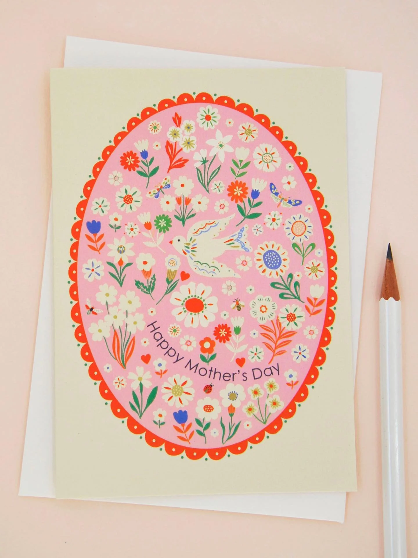 I&rsquo;m loving all the tiny details in this new Mother&rsquo;s Day card.
I&rsquo;ve just added this one to my website, and I now have quite a collection of Mother&rsquo;s Day cards available.
#mothersdaycards
#mothersdaycard
#floralillustration
#st