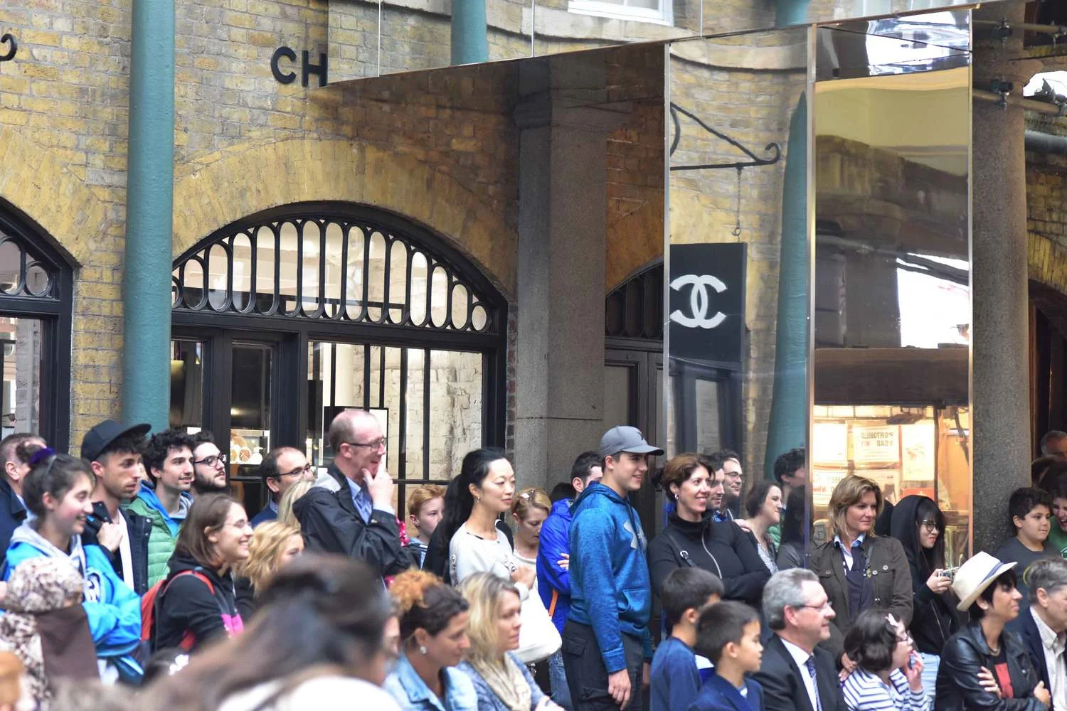 Crowd watching miming and juggling acts, Covent Garden Apple Market, London, UK. Image©thingstodot.com
