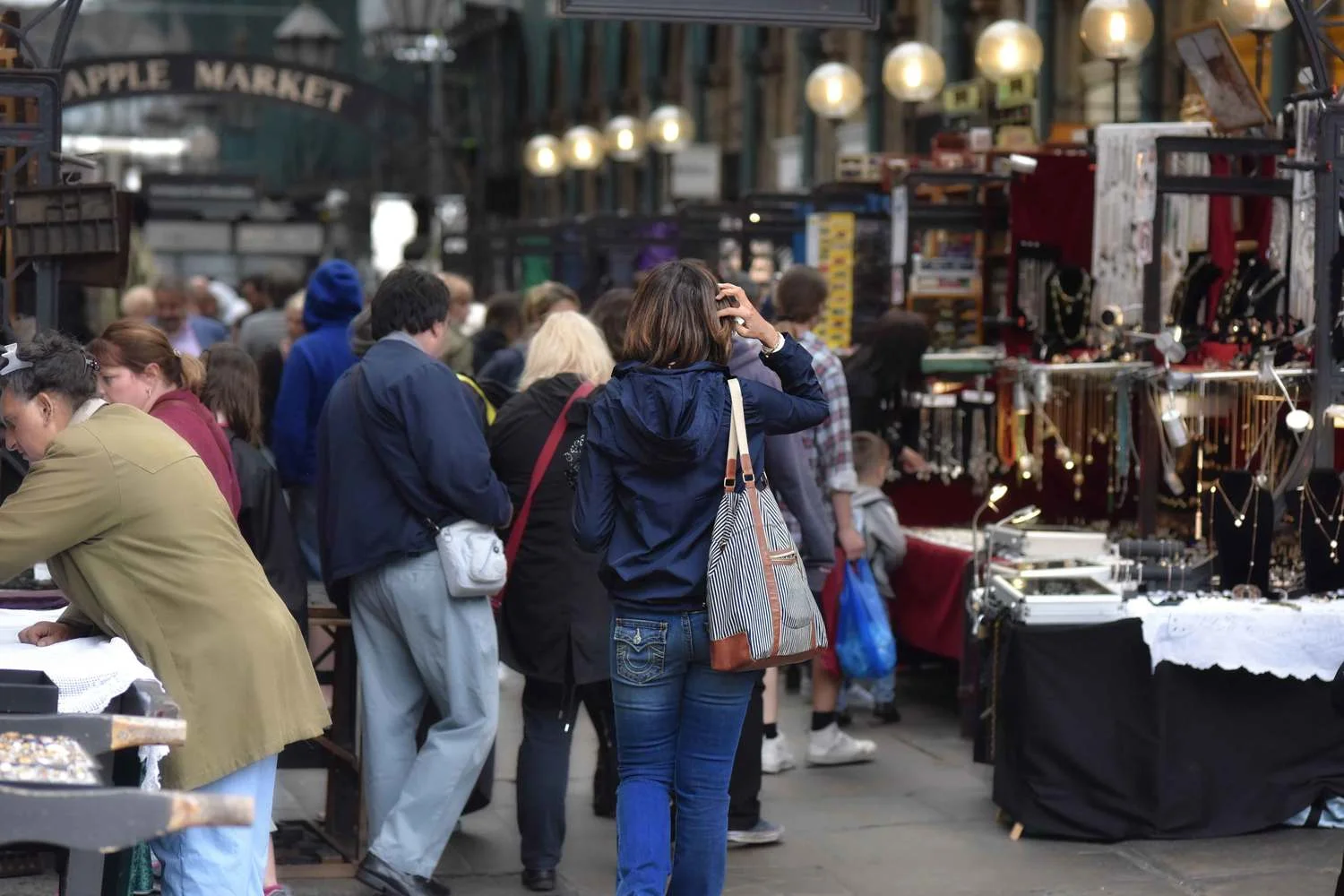 Miming and juggling acts, Covent Garden Apple Market, London, UK. Image©thingstodot.com