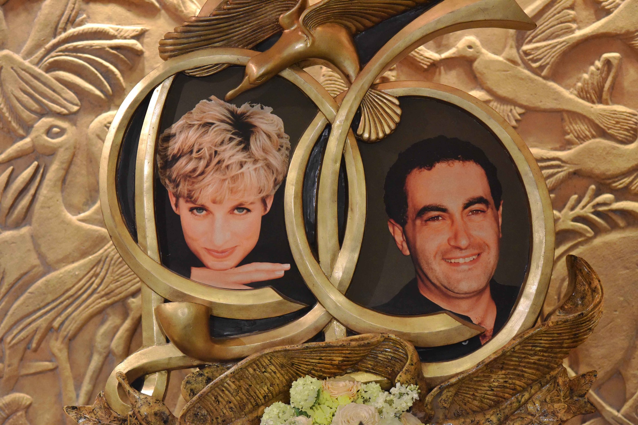 Diana and Dodi memorial, Harrods, London. Image©thingstodot.com