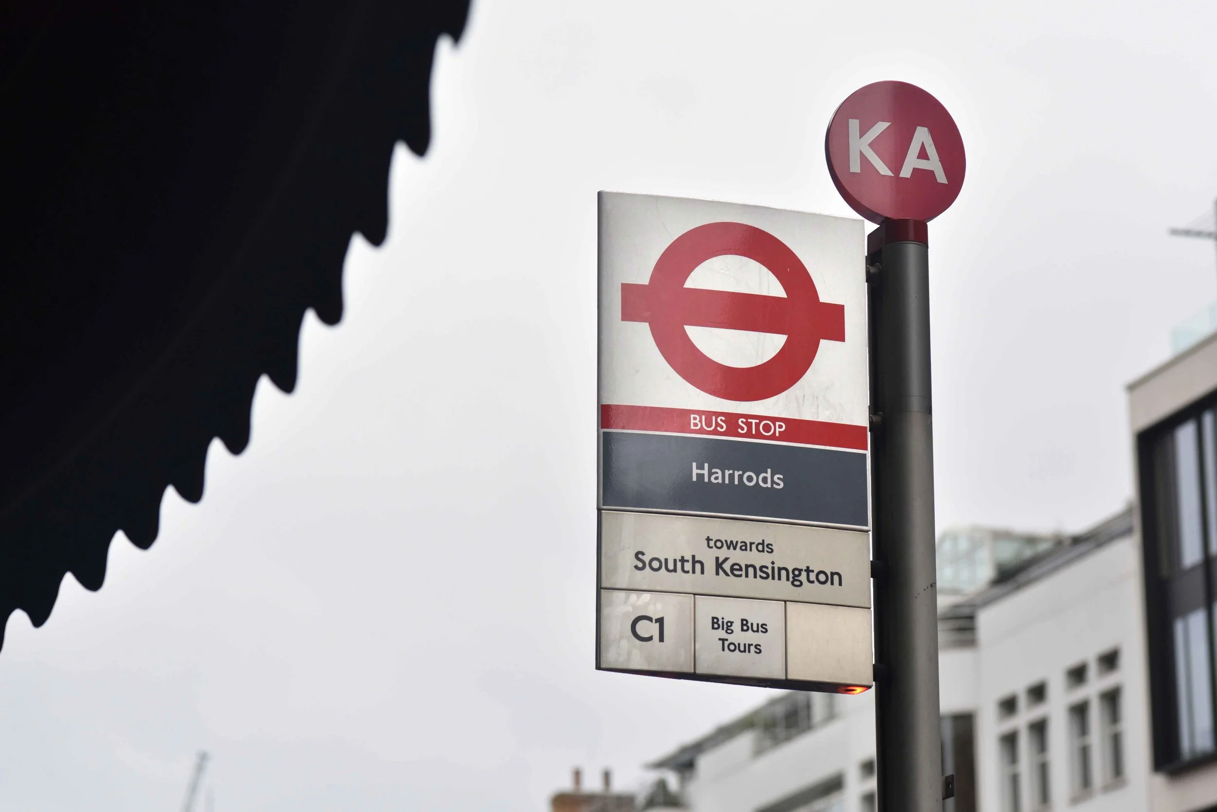 Bus stop, Harrods, London. Image©thingstodot.com