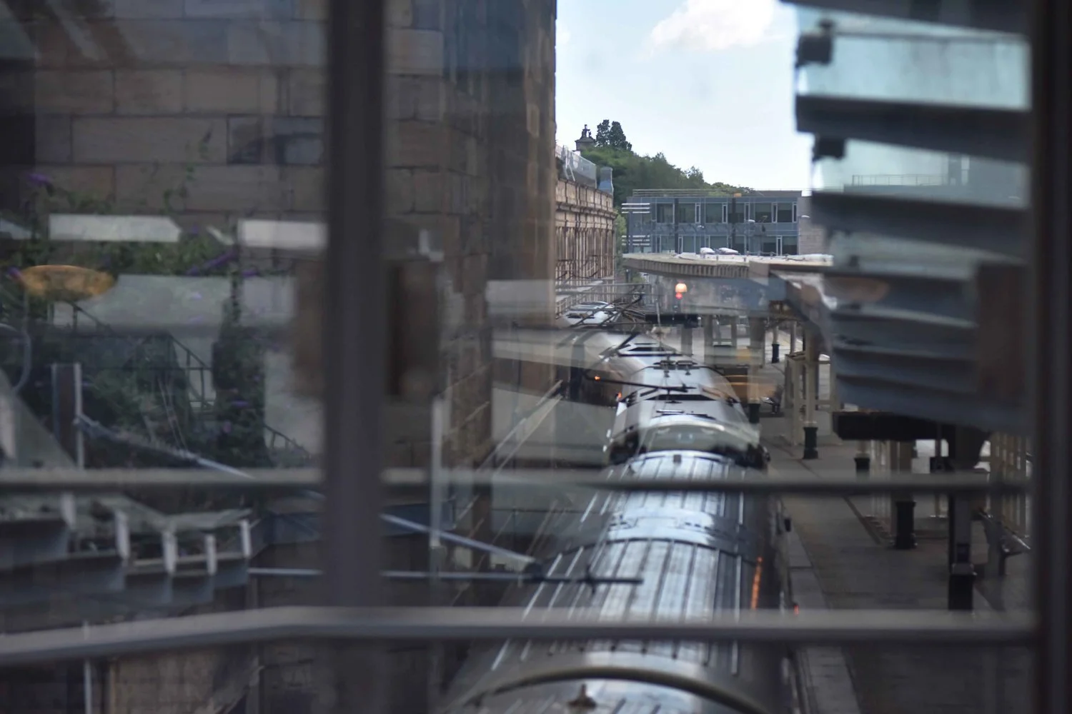 Edinburgh Waverly, railway station, Edinburgh, Scotland. Image©thingstodot.com
