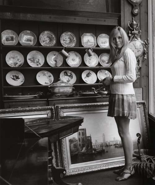 Antique boutique, Heath Street, Hampstead©Dorothy Bohm