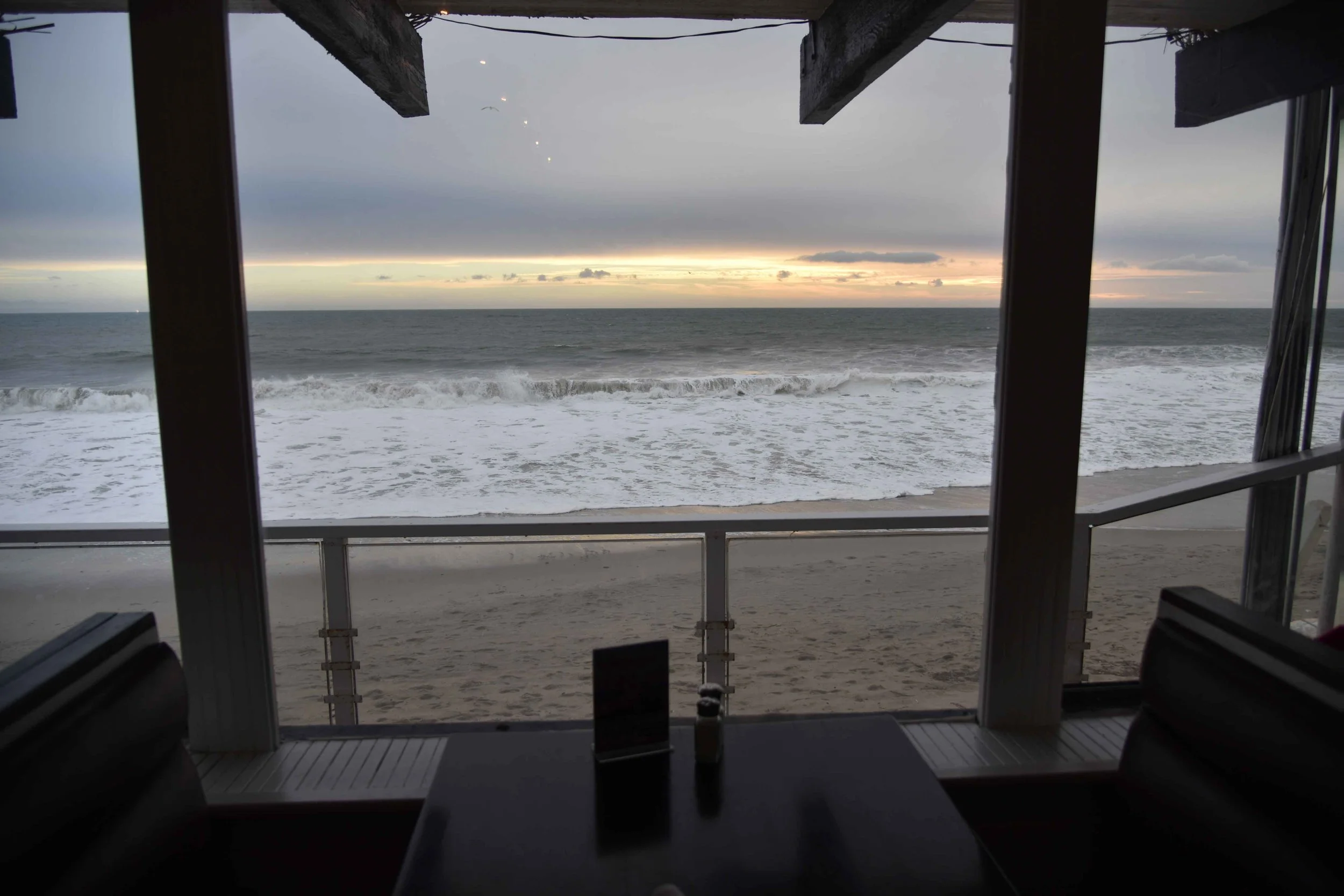 Gladstones, beach restaurant, Pacific Coast Highway Beach, Pacific Palisades, CA. Image©thingstodot.com