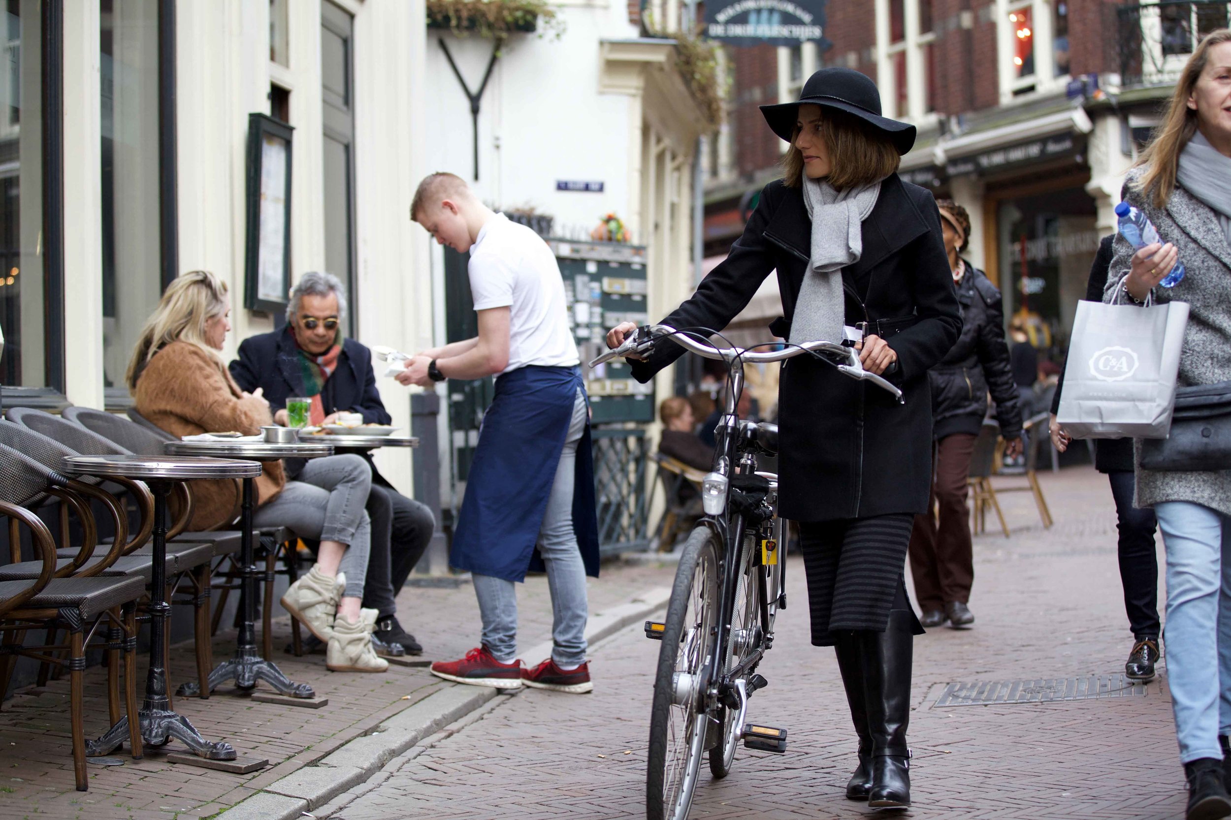 Red velvet cake, chai latte, De Drie Graefjes, Amsterdam. Photo: Fabio Ricci. Image©thingstodot.com