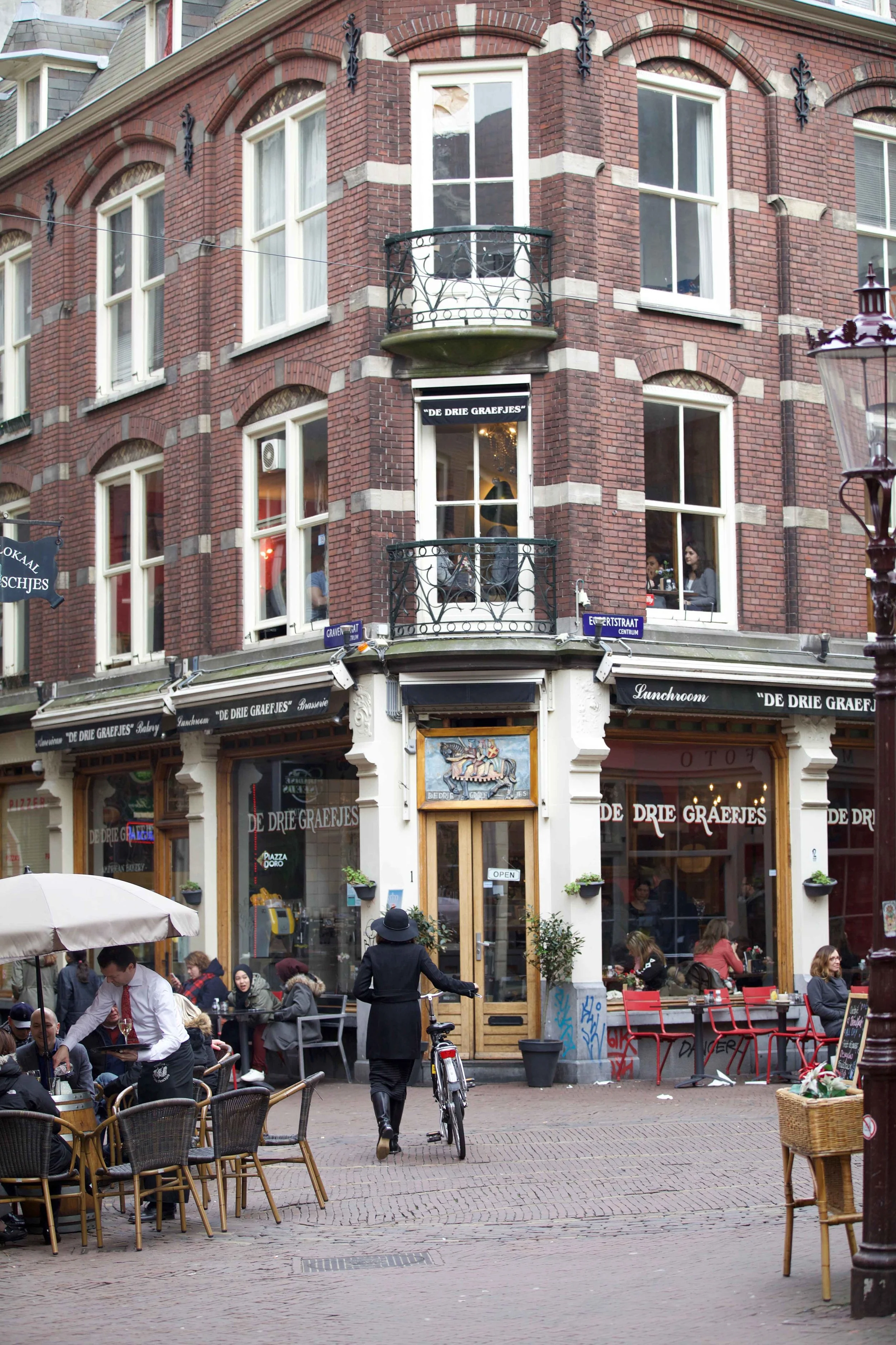 Red velvet cake, chai latte, De Drie Graefjes, Amsterdam. Photo: Fabio Ricci. Image©thingstodot.com
