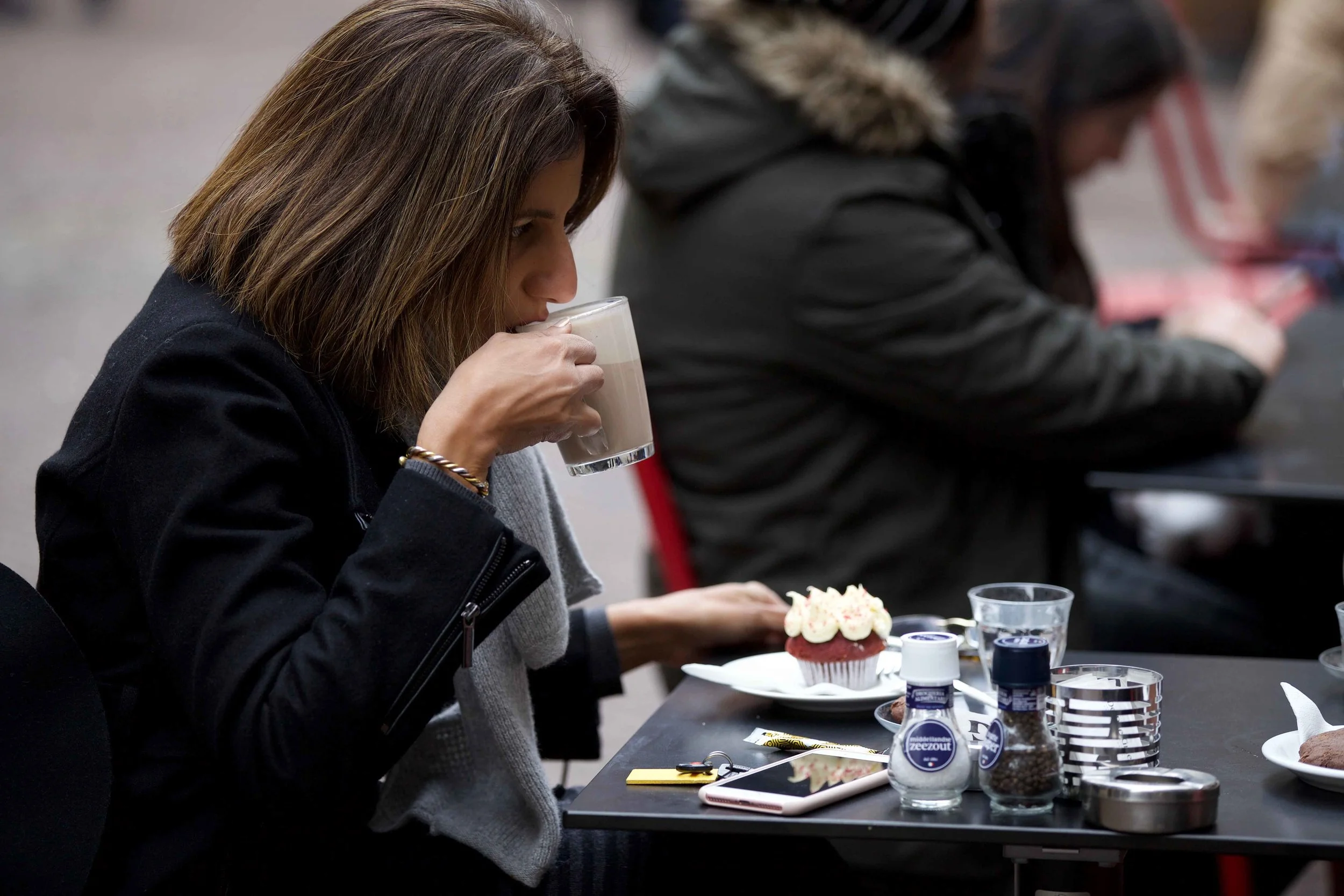 Red velvet cake, chai latte, De Drie Graefjes, Amsterdam. Photo: Fabio Ricci. Image©thingstodot.com