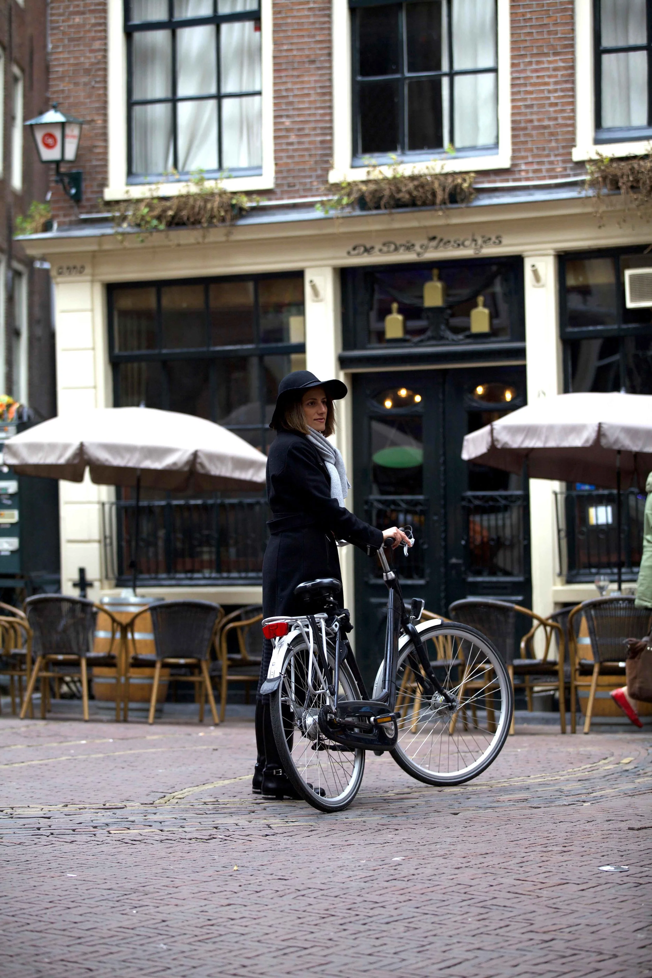 Red velvet cake, chai latte, De Drie Graefjes, Amsterdam. Photo: Fabio Ricci. Image©thingstodot.com