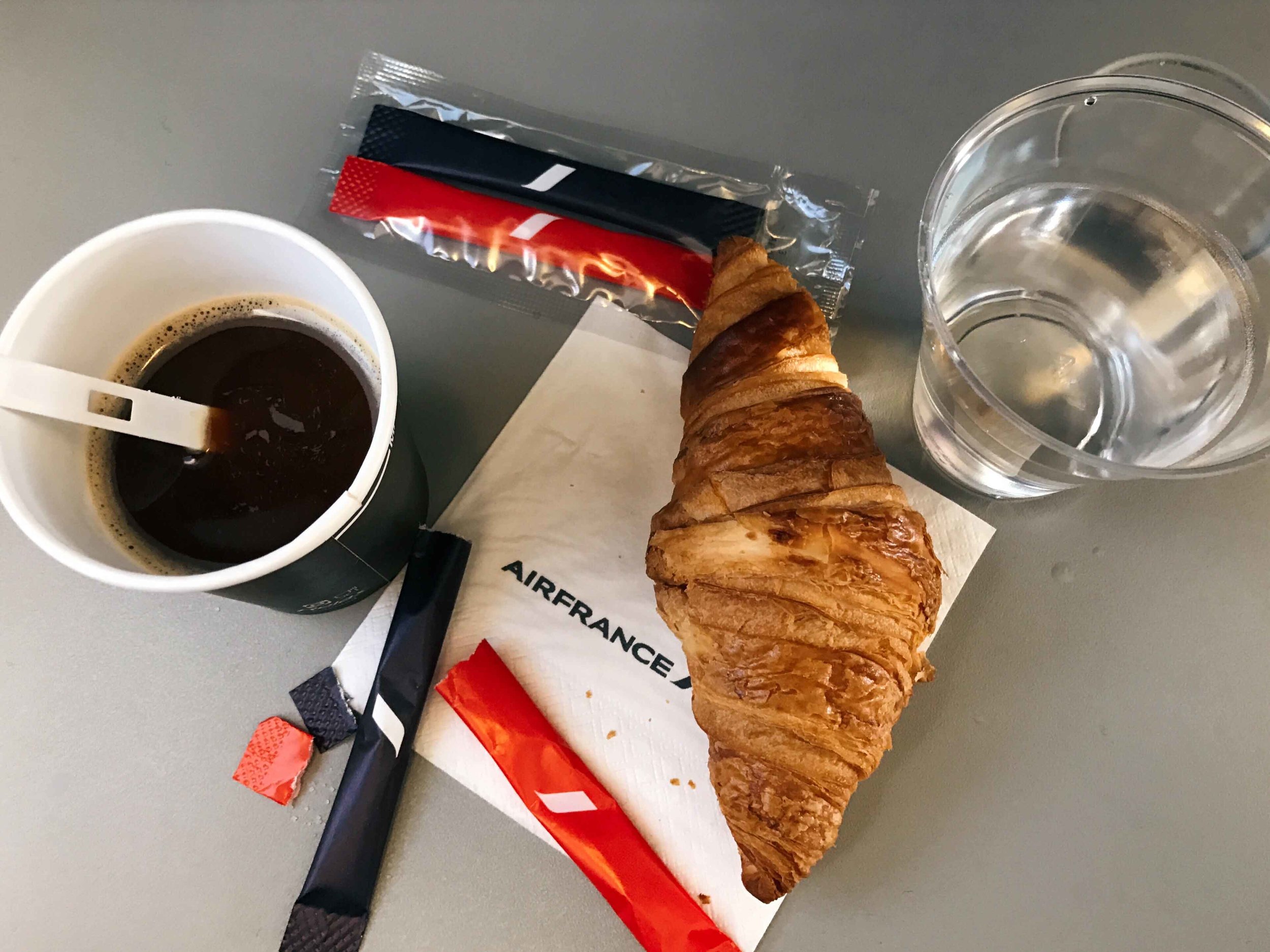 Air France Embraer, Paris to Oslo, snacks. Image©thingstodot.com
