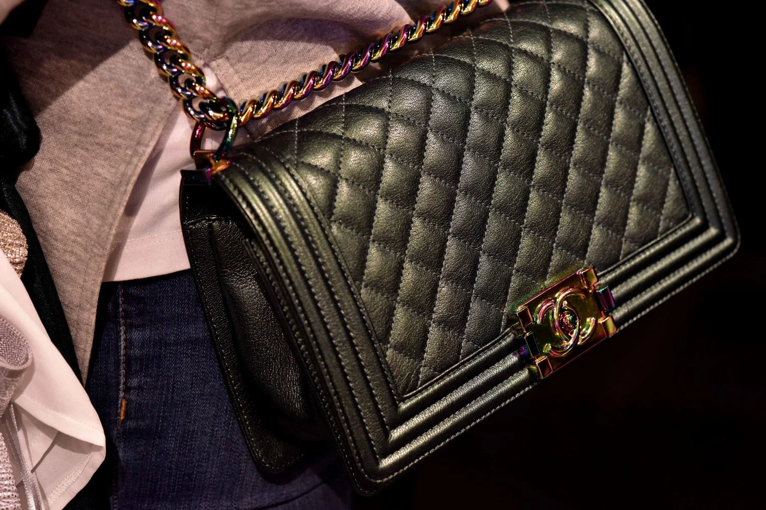 Chanel handbag, London Street Fashion, London, UK. Photo:Gunjan Virk. Image©thingstodot.com