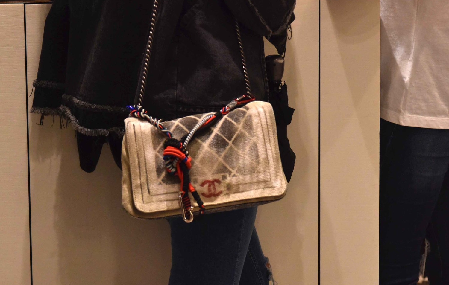 Chanel handbag, London Street Fashion, London, UK. Photo:Gunjan Virk. Image©thingstodot.com
