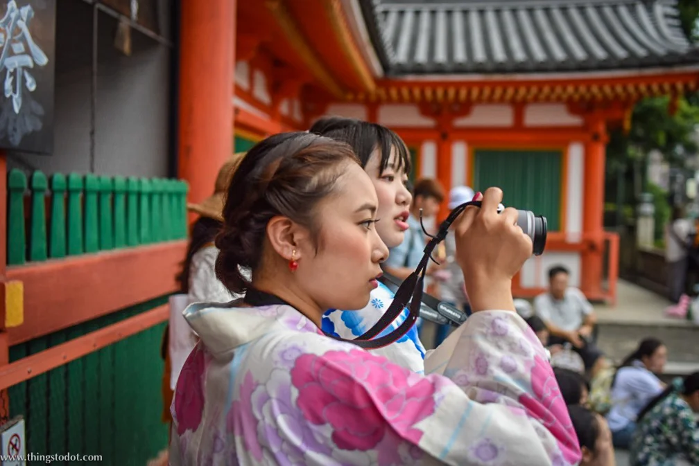 Japanese woman in traditional kimono costume, Yasaka Shrine, Kyoto, Japan. Image©www.thingstodot.com