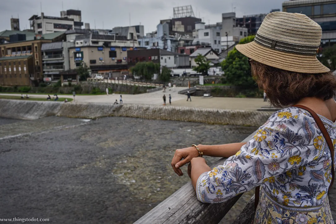 Kamogawa River, Shinbashi bridge, Kyoto, Japan. Image©www.thingstodot.com