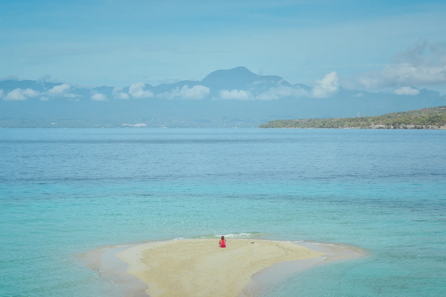 Sumilon Island sandbar, Cebu, Philippines. Photo: Brad Chilby. Photo©www.thingstodot.com.
