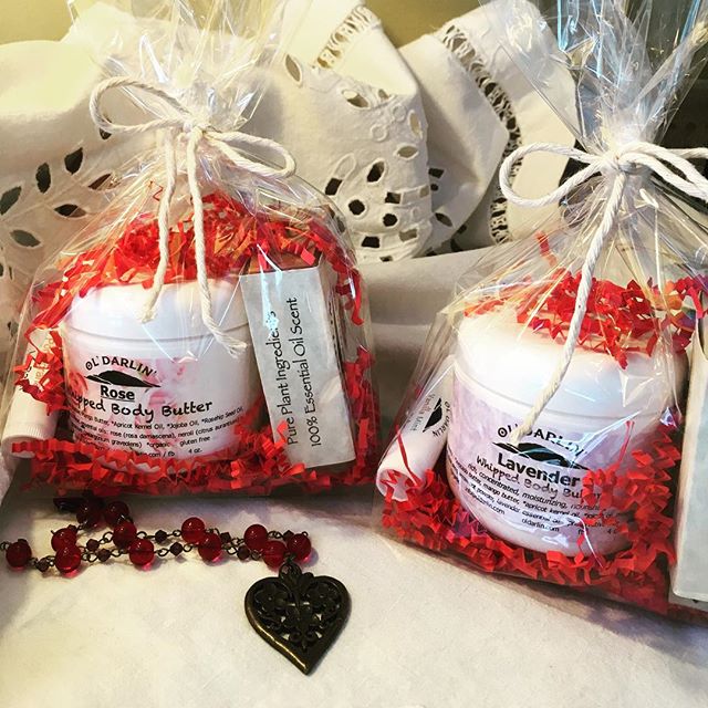 Valentine&rsquo;s Day gift packs filled with Ol&rsquo; Darlin&rsquo; natural goodies for the body. Email me at info@oldarlin.com #valentinesday2018 #valentinesdaygift #valentines #naturalbodycare #naturalsoap