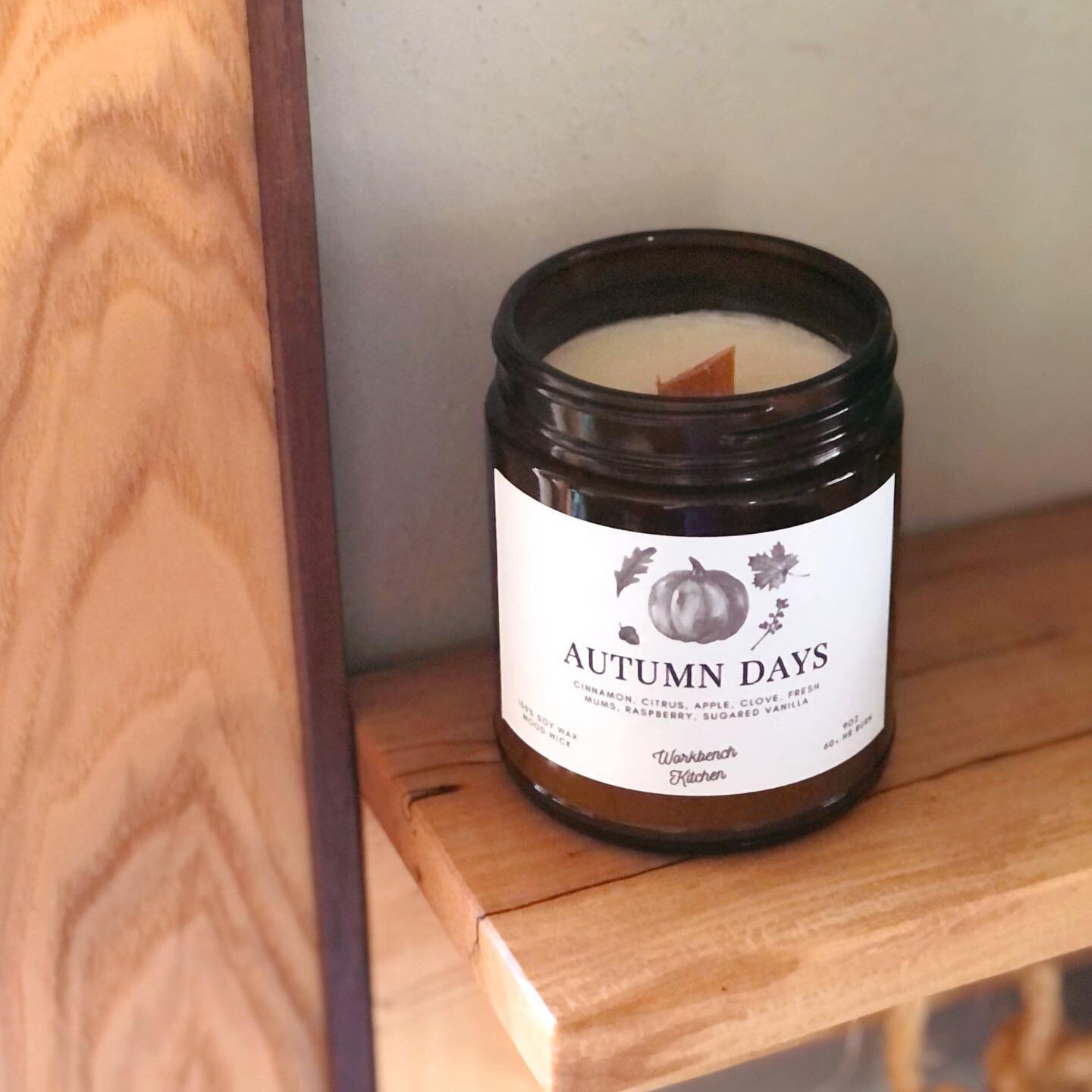 🍂Smells like coming home🍂

Autumn days are here. The smell of leaves changing, crisp air, fresh mums on the front porch and the smell of something slightly sweet baking in the oven floating through the open windowed house. That&rsquo;s this candle.