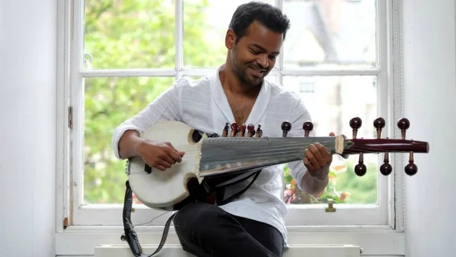 soumik-datta with sarod.jpg