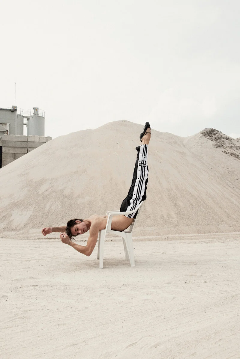 Ballet star Friedemann Vogel and photographer Oliver Kröning raise nearly 10000 Euros for the Olgäle Stiftung (Foundation for Sick Children) from "Physical Conversation"