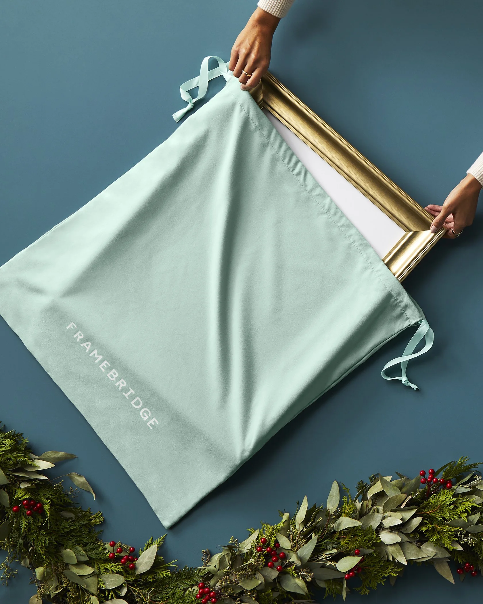 20231012_Framebridge_Holiday_Set_2_Gift_Bag_Model_0427.jpg
