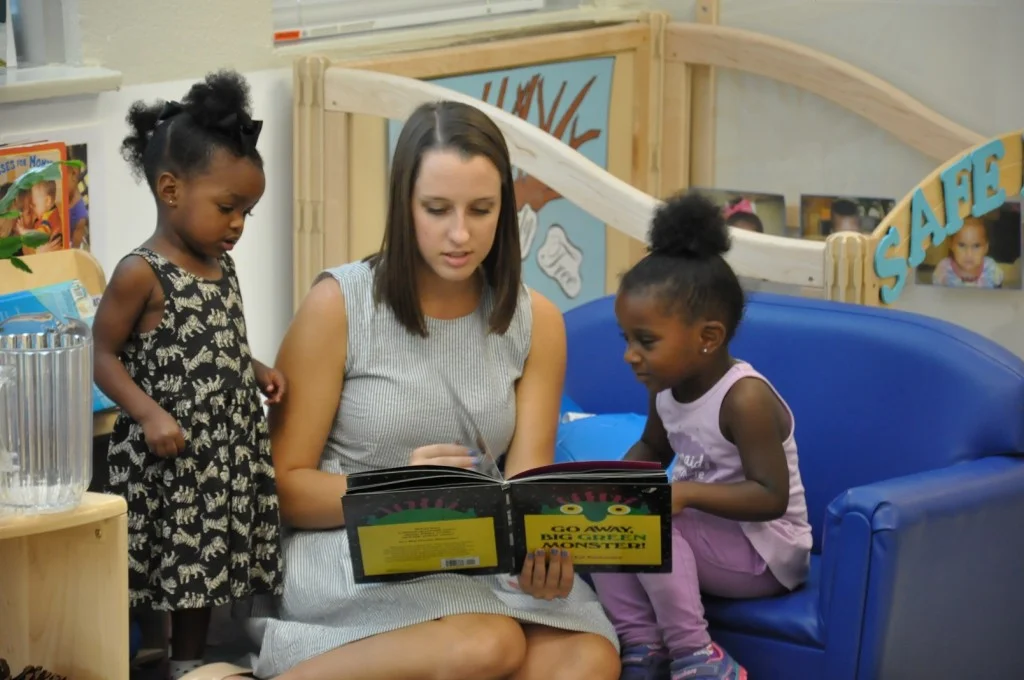 Shelby Tidwell reading to children at Vogel Alcove