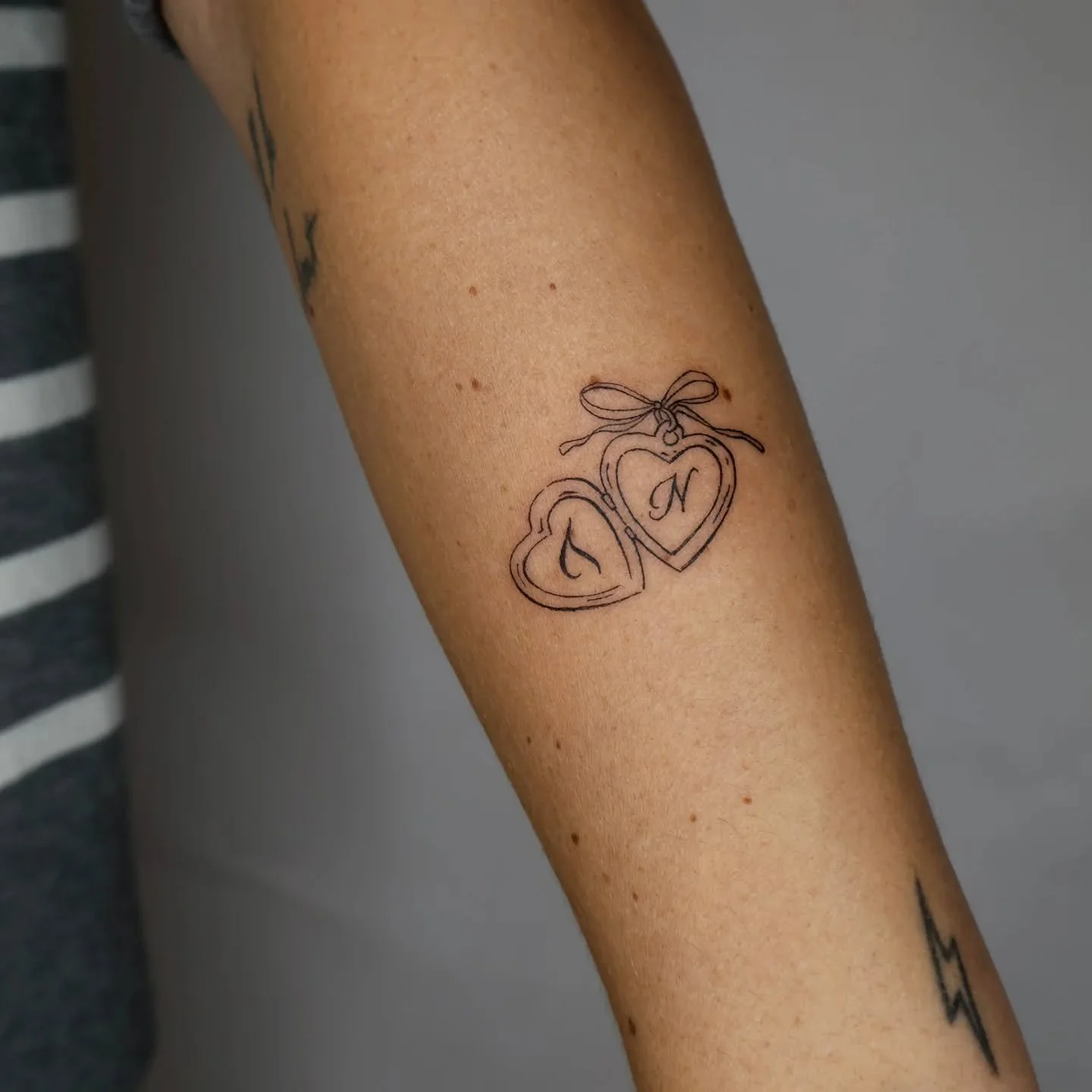 Such a fun walk-in, a locket with her two cat's initials in it. So sweet 😺🐈 thanks for your trust!!
.
#lockettattoo #sweettattoo #linetattoo #bowtattoo #vintagestyletattoo #customtattoo #linetattoo #blackandgreytattoo #pettattoo #brooklyntattoo #ny