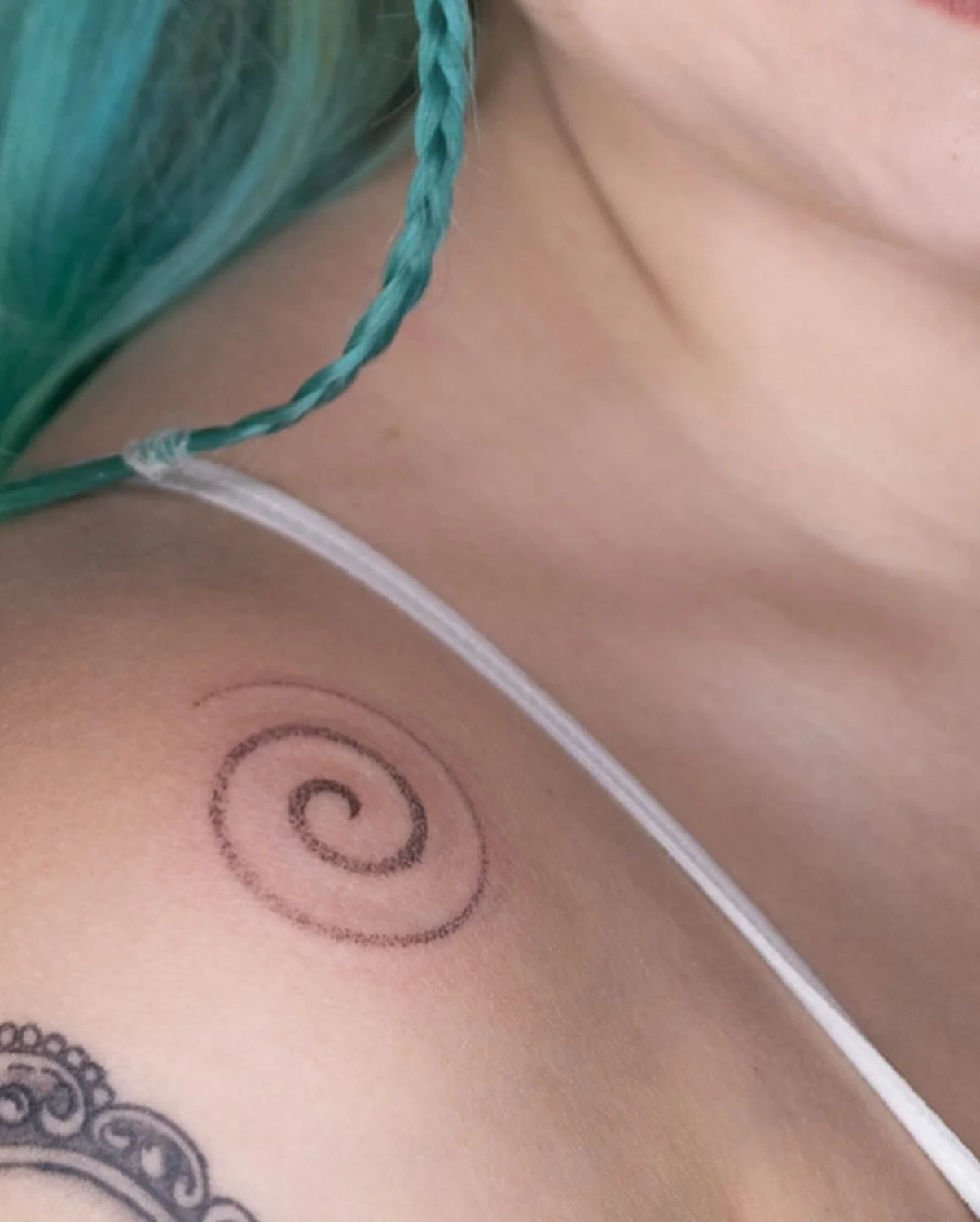 Gentle, but permanent. 

Gradient tatt for @madelinetheperson thanks so much for trusting me this subtle piece 🙏🏽

.
.
.
.
.
.
.

#FineLineTattoo #SingleNeedleTattoo #GradientTattoo
#SoftShadingTattoo #DelicateTattoo #MinimalInk
#TattooGradient #Fi