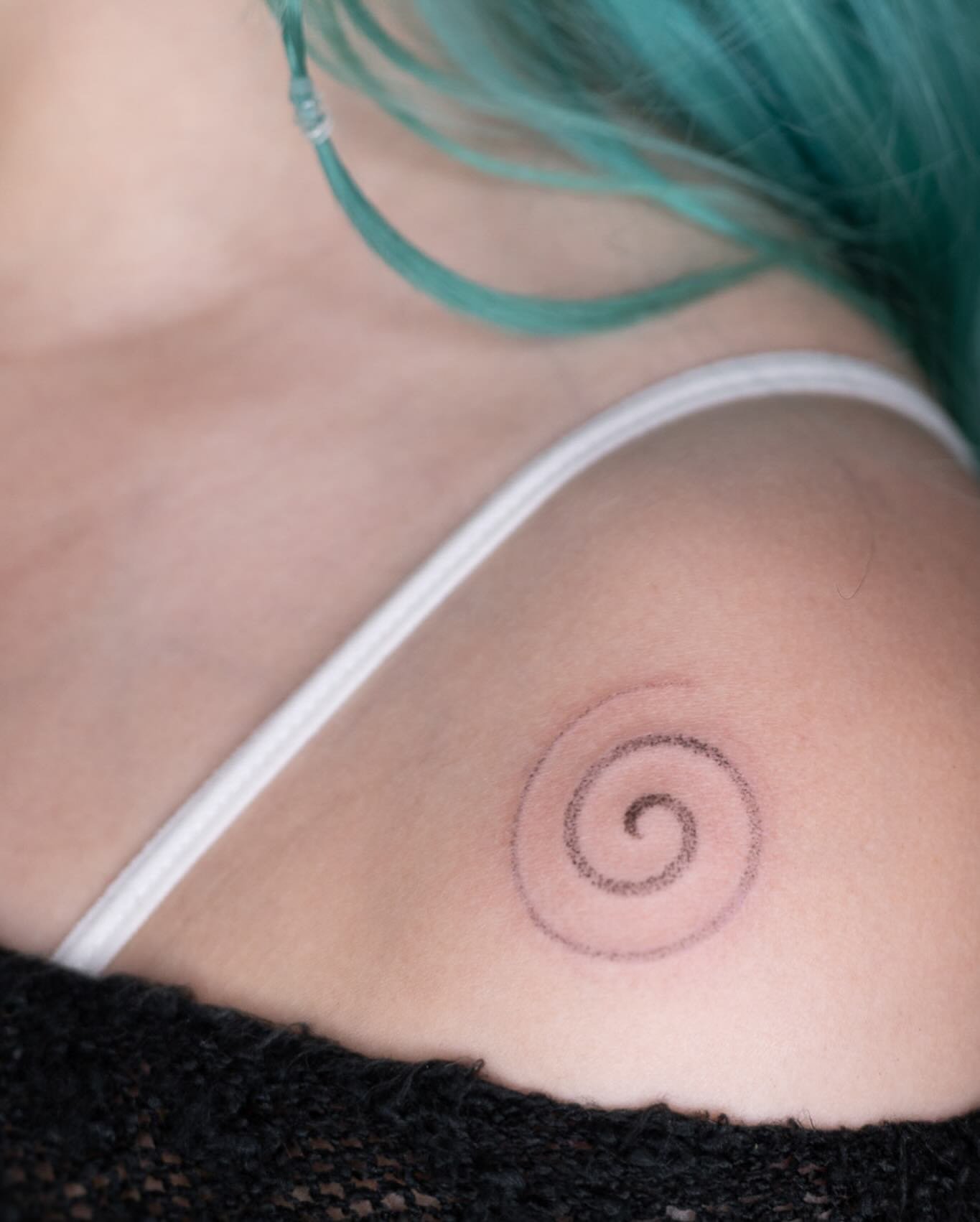 Gentle, but permanent. 
.
Gradient tatt for @madelinetheperson thanks so much for trusting me this subtle piece 🙏🏽

.
.
.
.
.
.
.

#FineLineTattoo #SingleNeedleTattoo #GradientTattoo
#SoftShadingTattoo #DelicateTattoo #MinimalInk
#TattooGradient #F