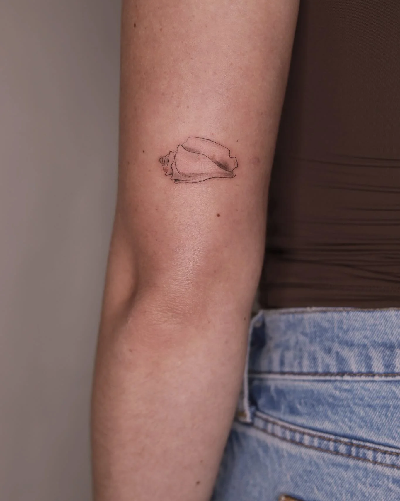 Twin shells&mdash;softly rendered, delicately placed
.
.
.
.
.

#FineLineTattoo #MatchingTattoos #ShellTattoo #MinimalInk #TattooArtistry #DelicateTattoo #ContemporaryTattoo #TattooAesthetic #UnderstatedElegance #TimelessDesign #InkWithMeaning #Refin