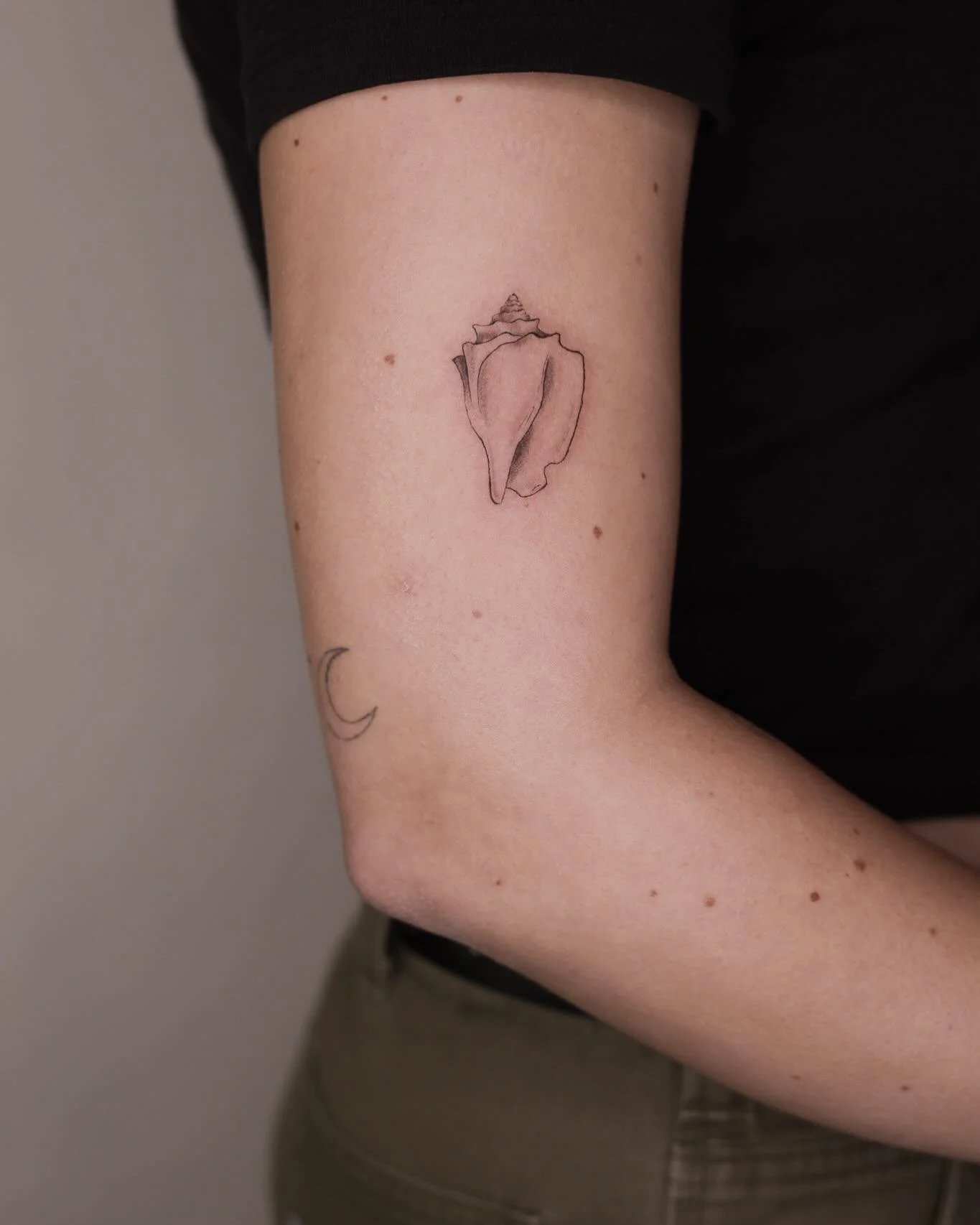 Twin shells&mdash;softly rendered, delicately placed-
.
.
.
.
.

#FineLineTattoo #MatchingTattoos #ShellTattoo #MinimalInk #TattooArtistry #DelicateTattoo #ContemporaryTattoo #TattooAesthetic #UnderstatedElegance #TimelessDesign #InkWithMeaning #Refi