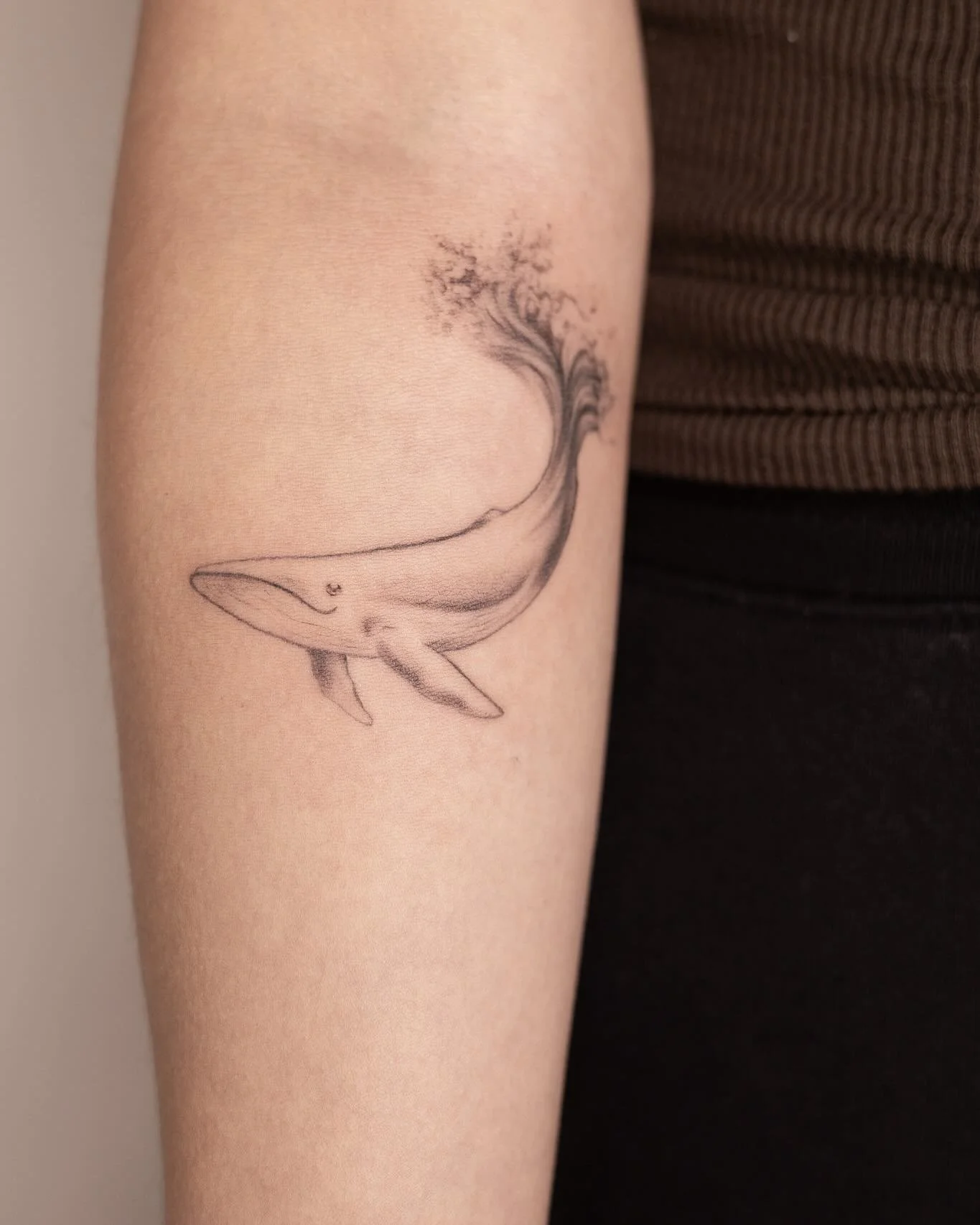 🌊🫧
Grateful for the subtle power of simple ink 💙
.
.
.
.
.
.

#FineLineTattoo #WhaleTattoo #OceanInspired #MinimalTattoo #TattooArt #LineworkTattoo #InkFlow #DelicateTattoo #NatureTattoo #ForearmTattoo #WhaleLove #SoftInk #WaterTattoo #Contemporar