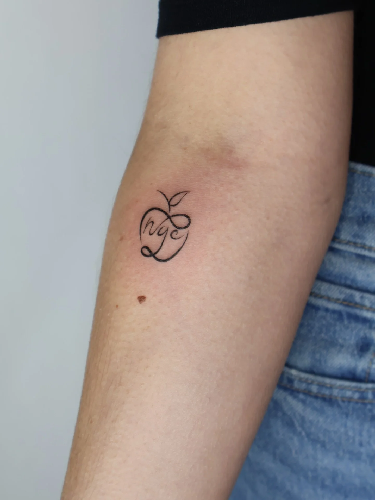 NYC Apple 🍎 🗽 Tattoo + a lil plane/heart extra I did for the sweetest client, Chelsey. Chelsey loves traveling all around, and she&rsquo;s a frequent NYC visitor and big fan💕

This design is a slightly modified version of my NY apple design from m