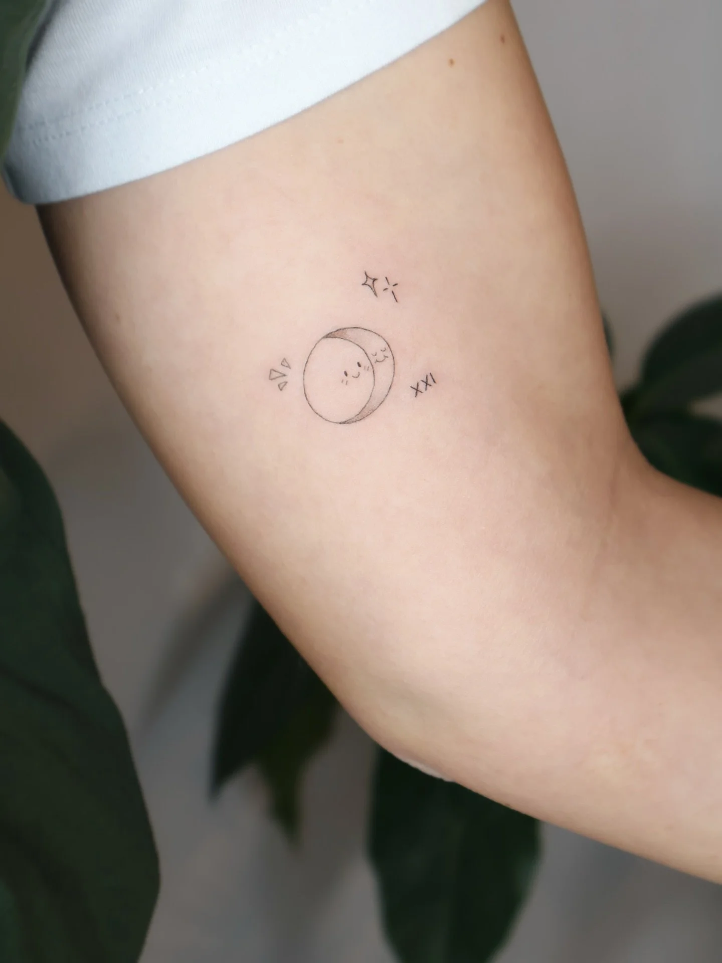 Slightly modified piece from my pinned fineline flash 🌙✨

It was a lovely time collaborating with Marie and making sure her first tattoo was as special as it could be☺️

Done at @nicetattooparlor 

Bookings are open for December and January 💌 Click