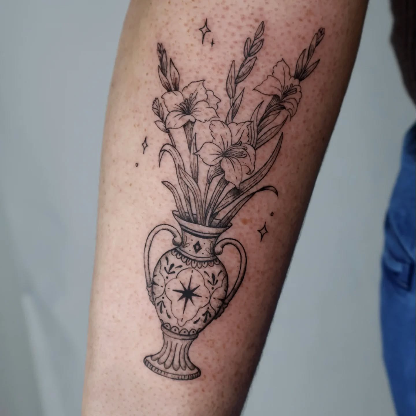 Amphora vase and gladiolus flowers for C!! Beautiful idea to represent fragility and breakability .. but growth and strength despite it 💪🏼❤️
.
#floraltattoo #vasetattoo #armtattoo #blackandgreytattoo #vintagestyletattoo #vintageillustrationtattoo #