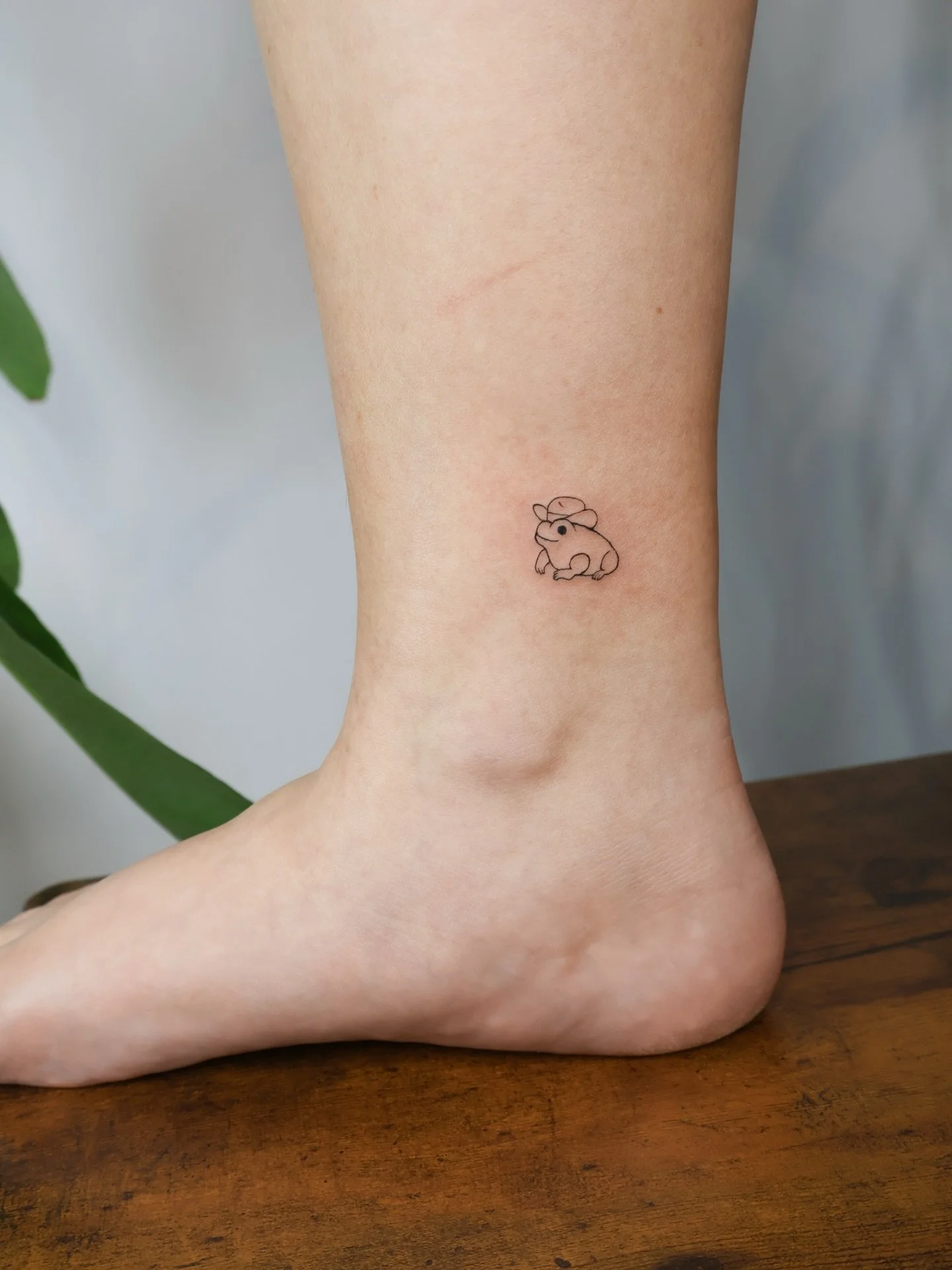 Lil 🐸 guy I did. Probably one of the most fun walk ins I&rsquo;ve ever had. 

I&rsquo;d love to keep doing more cute little tattoos like this one!

Done at @nicetattooparlor 

Bookings are open for December and January! Dm or click the link in my bi