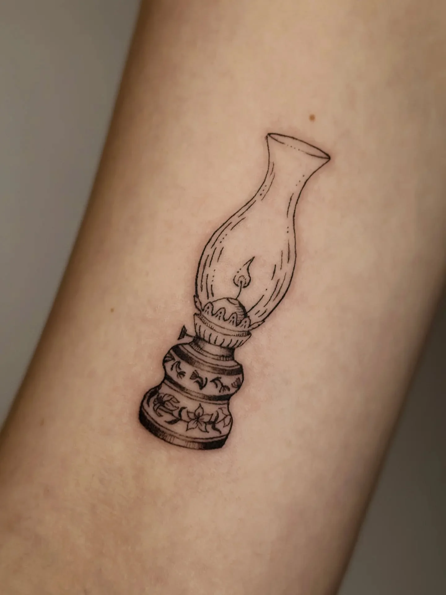 A custom vintage-style gaslamp for M, to light the way!! The florals included were inspired by her favorite painting. Loved working with you on this! Thank you for the trust 😍🙏🏼
.
#customtattoo #vintagestyletattoo #vintageillustrationtattoo #lante