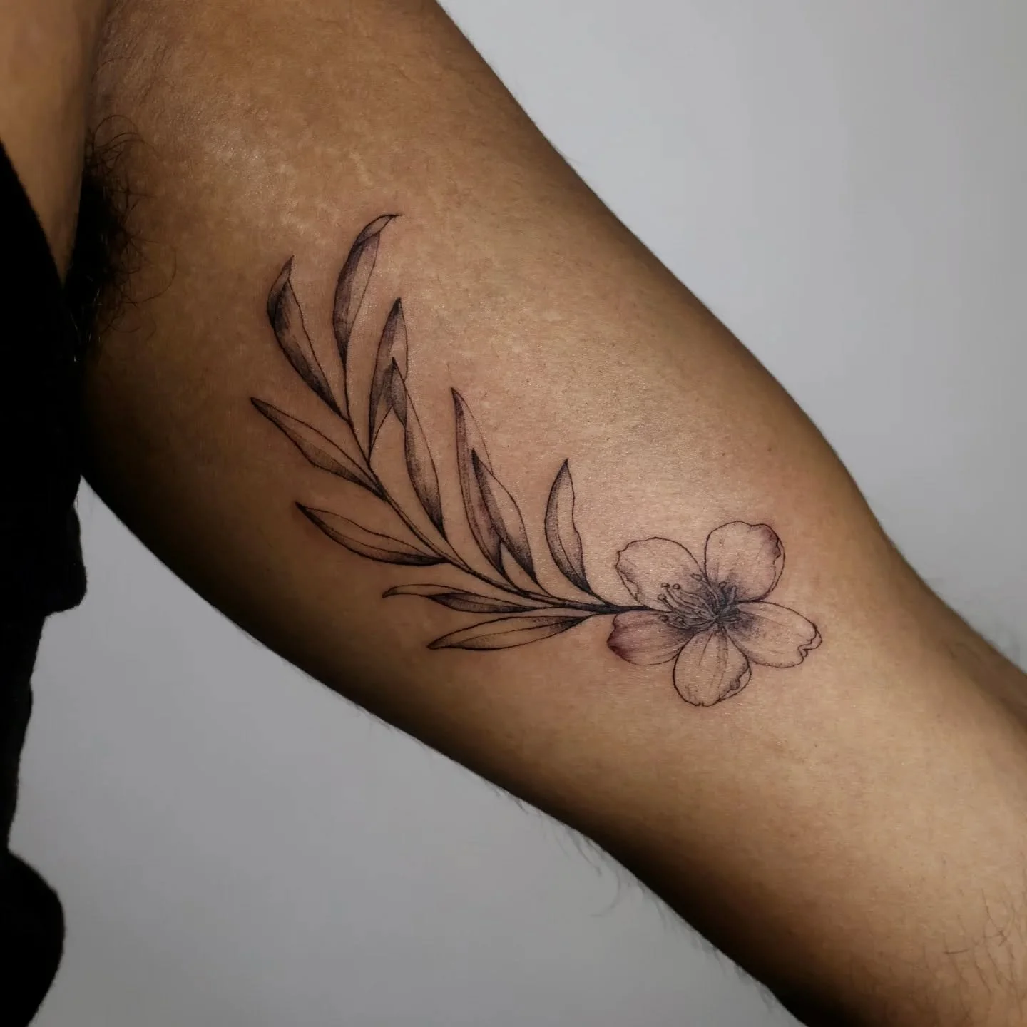 Love this custom concept, an olive branch and one cherry blossom, to abstractly resemble the shape of a semicolon, representing mental health, rebirth, hope and peace 🙏🏼❤️ Thank you for trusting me with this one V!!
.
#symbolictattoo #olivebranchta