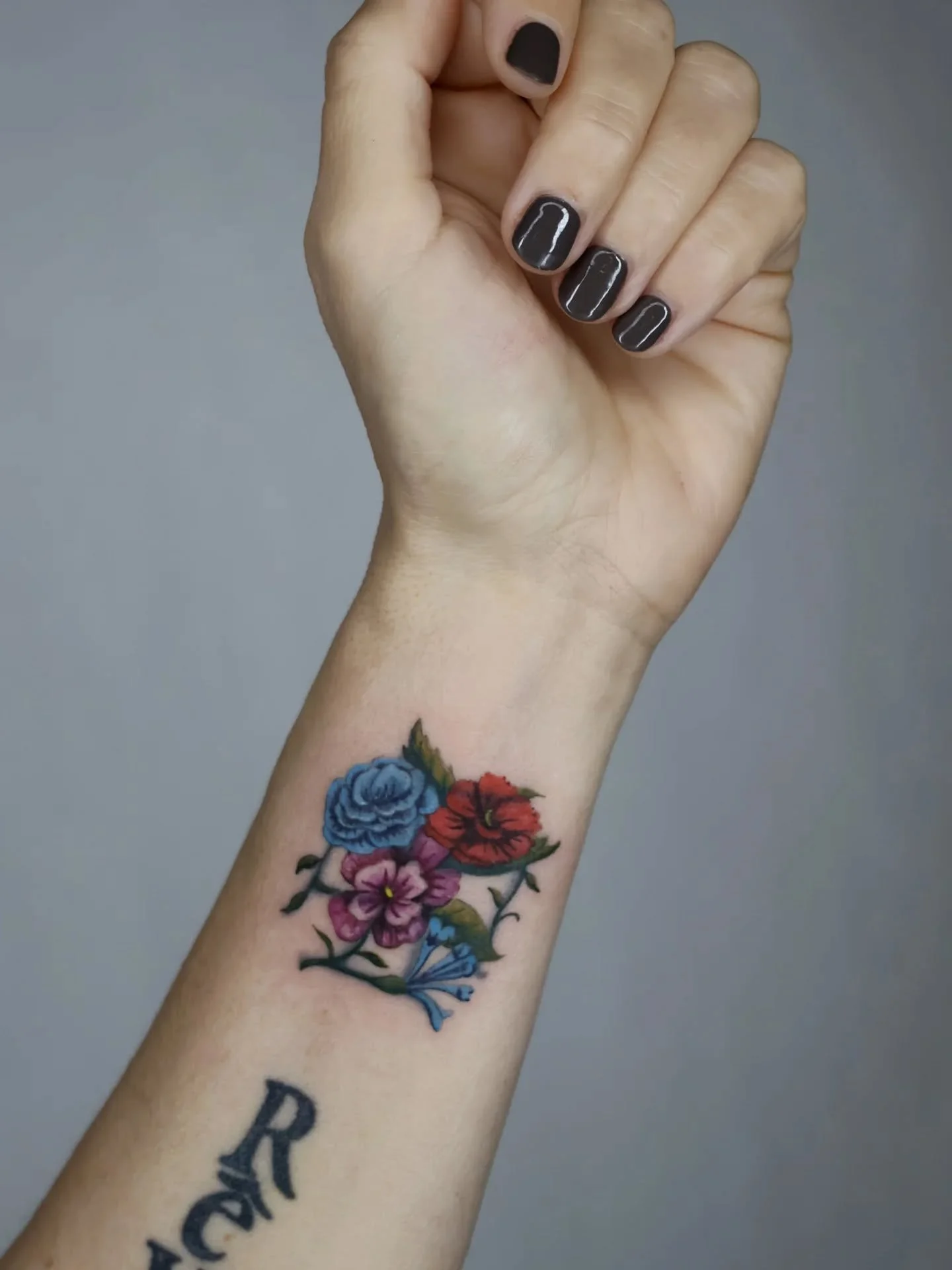 Lovely coverup tattoo, changing a cross to a little cluster of vintage florals!! Reminds me of those book illuminations in old manuscripts, I love it so much! Thank you for coming to me with this project P!!
.
#customtattoo #coveruptattoo #vintagesty