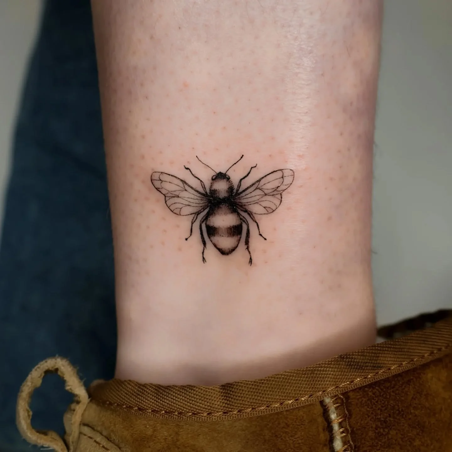 Lil vintage-style bee on the ankle! Thanks for your trust M!
.
#beetattoo #insecttattoo #blackandgreytattoo #vintagestyletattoo #nyctattoo