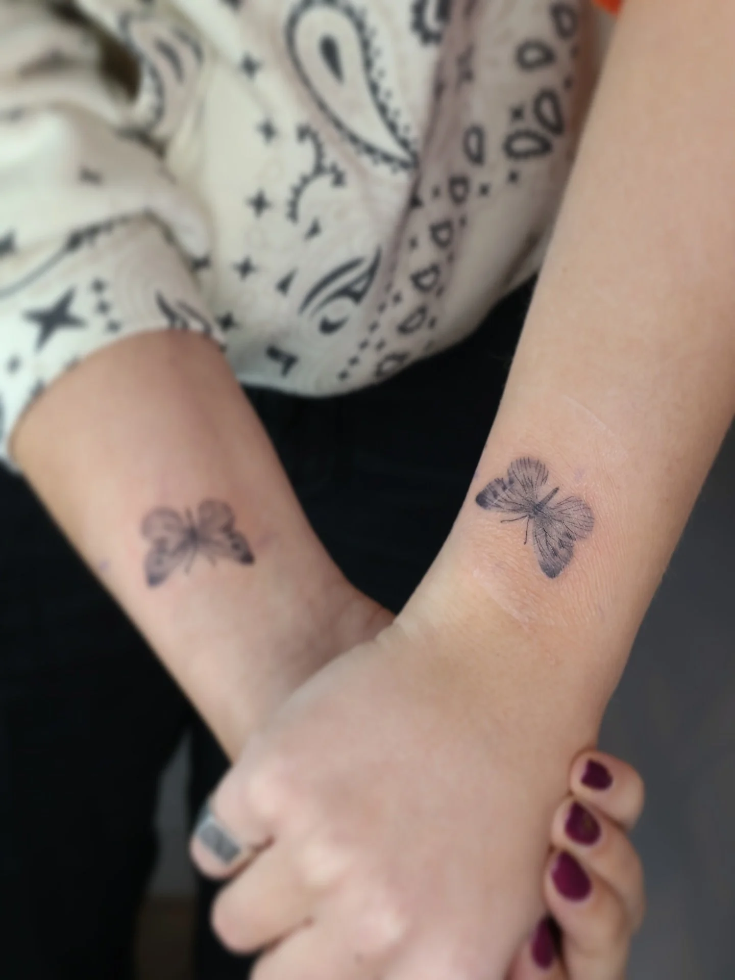 Matching sister tattoos 🤍🦋 A beautiful piece to commemorate sisterhood 

Done at @nicetattooparlor with @yesneedle 

Currently booking for end of January and February 💌 DM or link in my bio to secure your spot! 

#fineline #finelinetattoo #finelin