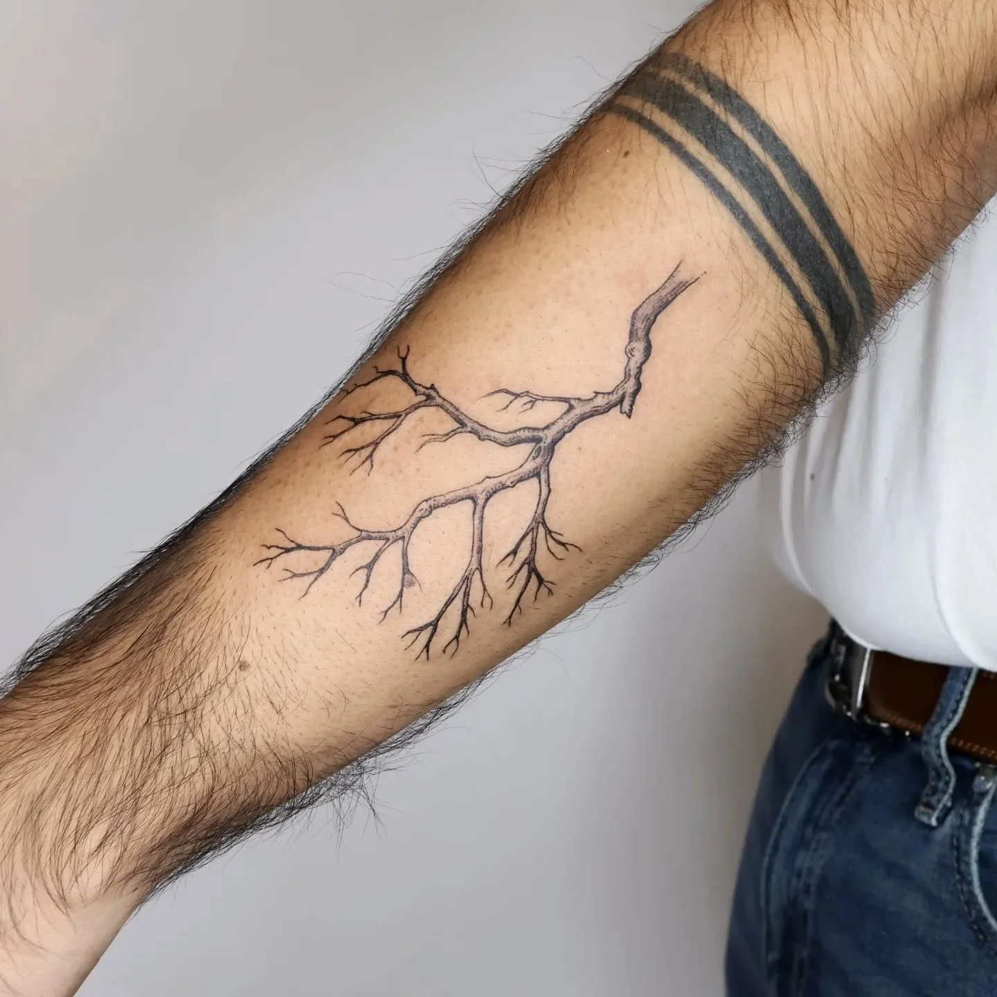 A custom tree branch for P, who's idea is to have other tattoo artists slowly fill it with leaves, more branches etc. Love the idea so much!!! Thanks for letting me start this project for you!
.
#naturetattoo #botanicalillustration #blackandgreytatto