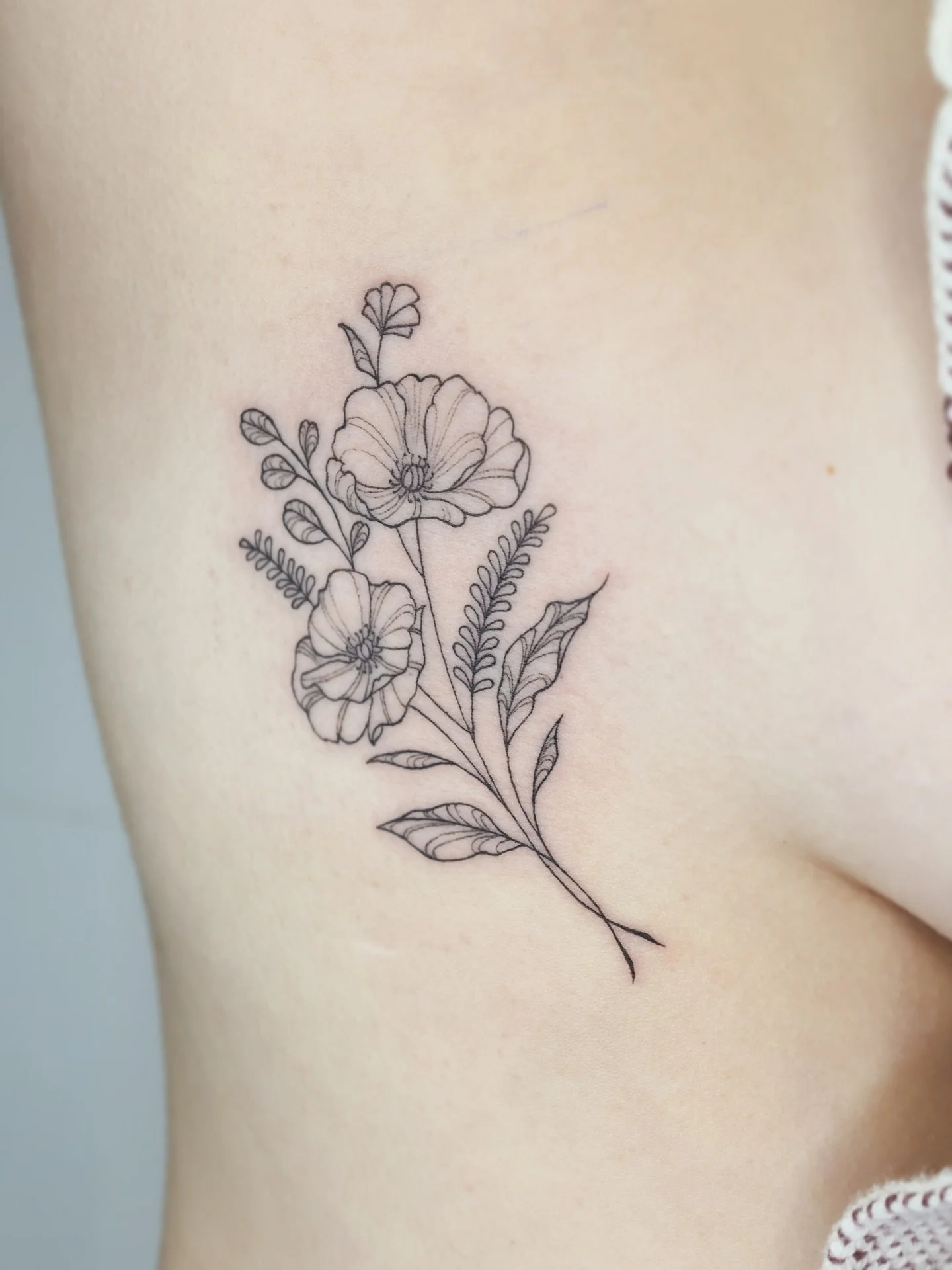 Ribcage poppies for Karen🌼 Soft, delicate, and elegant, perfect for the gentle soul that will carry them forever❣️

I&rsquo;ce been enjoying doing chest/rib pieces more and more😌 I&rsquo;d absolutely love to do more projects like this! 

Done at @n