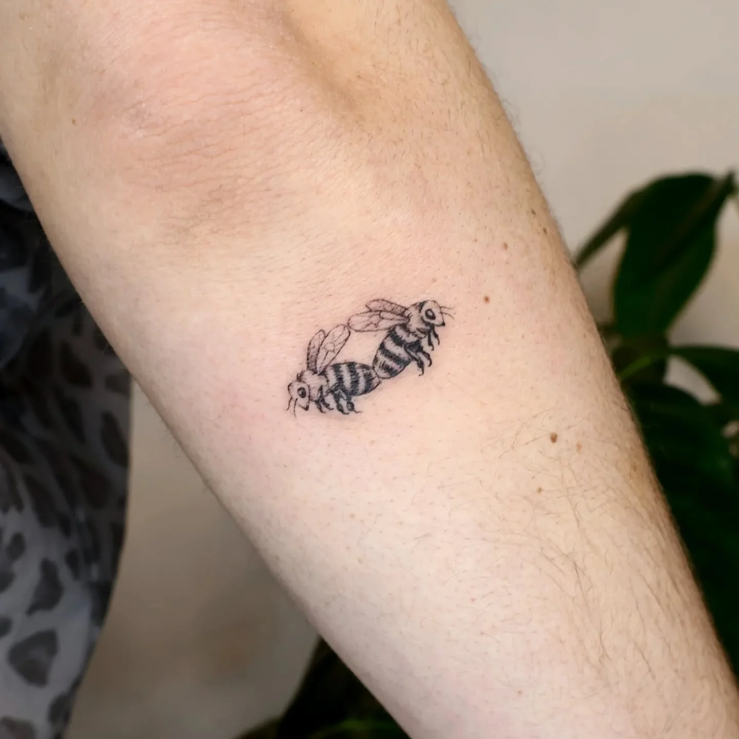 Symmetrical bee design! Back2back! Thank you again G!!
.
#beetattoo #musictattoo #brooklyntattoo #nyctattoo #vintageillustrationtattoo