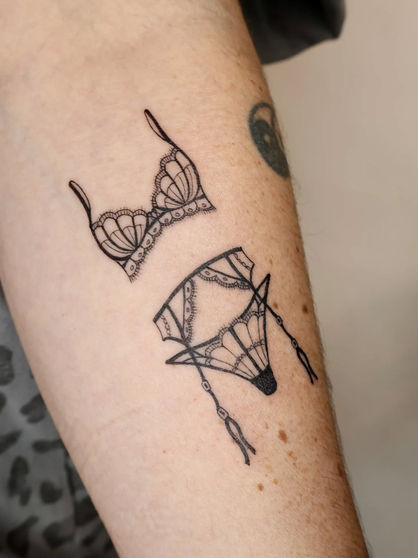 Something spicey 🔥 A custom vintage lingerie set for G!! The lace was so fun to do, and so great to meet you G!
.
#vintageillustrationtattoo #lingerietattoo #funtattoo #linetattoo #nyctattoo