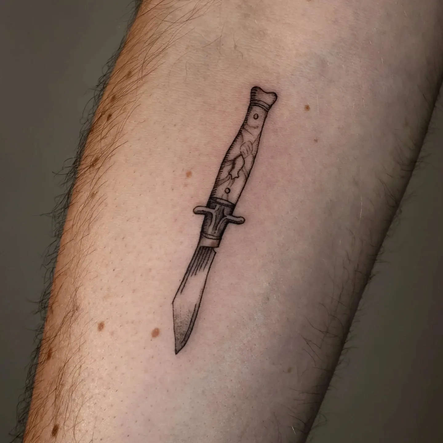 Custom little pocket knife for C!! Based on the pocket knife found at his grandmother's, stories and details about it have yet to be told! What a beautiful keepsake, thank you for your trust C!!
.
#customtattoo #pocketknifetattoo #vintageillustration