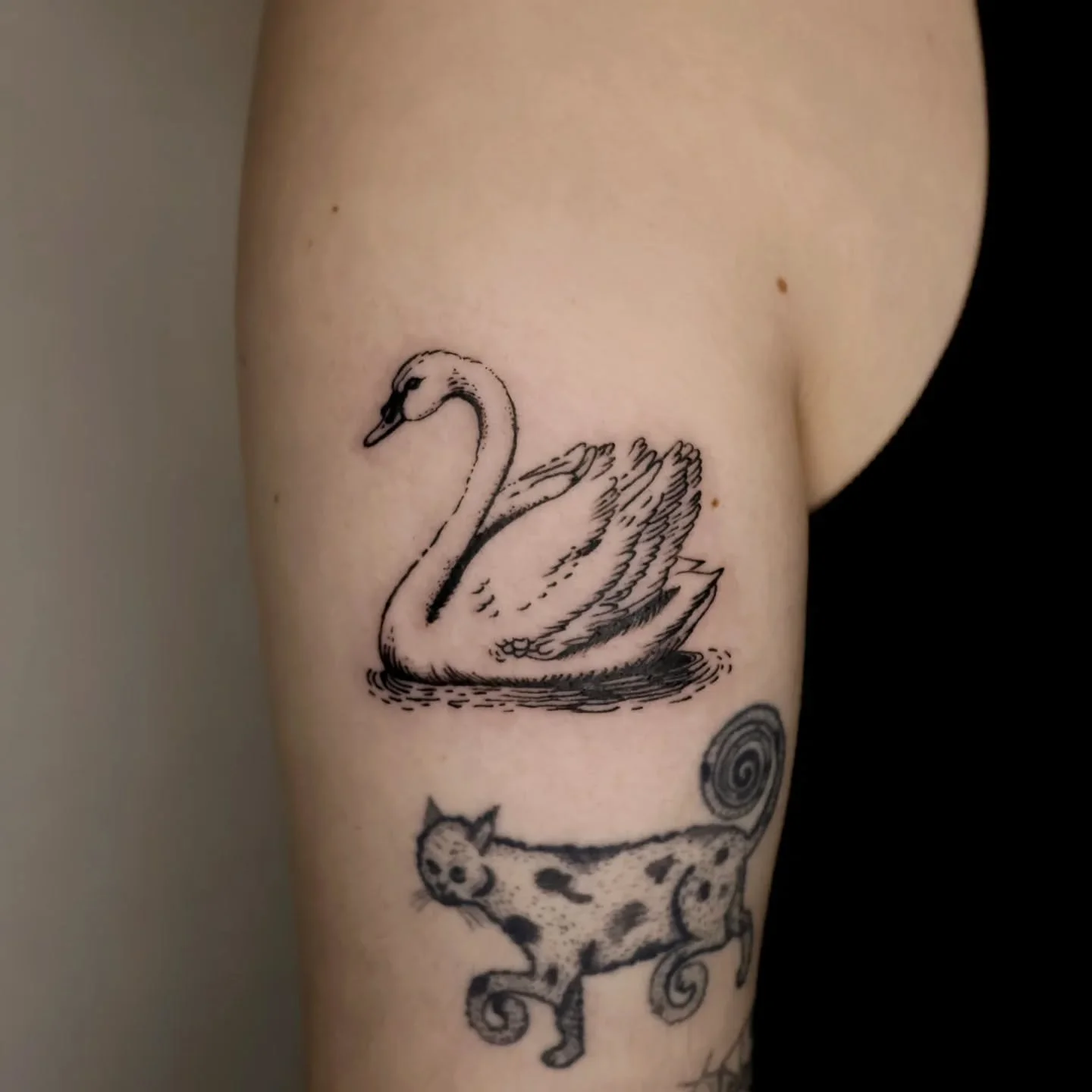 Hello 2026!!! I'm back in NYC after a lil break, flying halfway across the globe to see family 🥰 Very excited to be back, esp with the many cool tattoo projects coming up!! First, a design from my vintage flash sheet! Thank you K for your trust!! ❤️