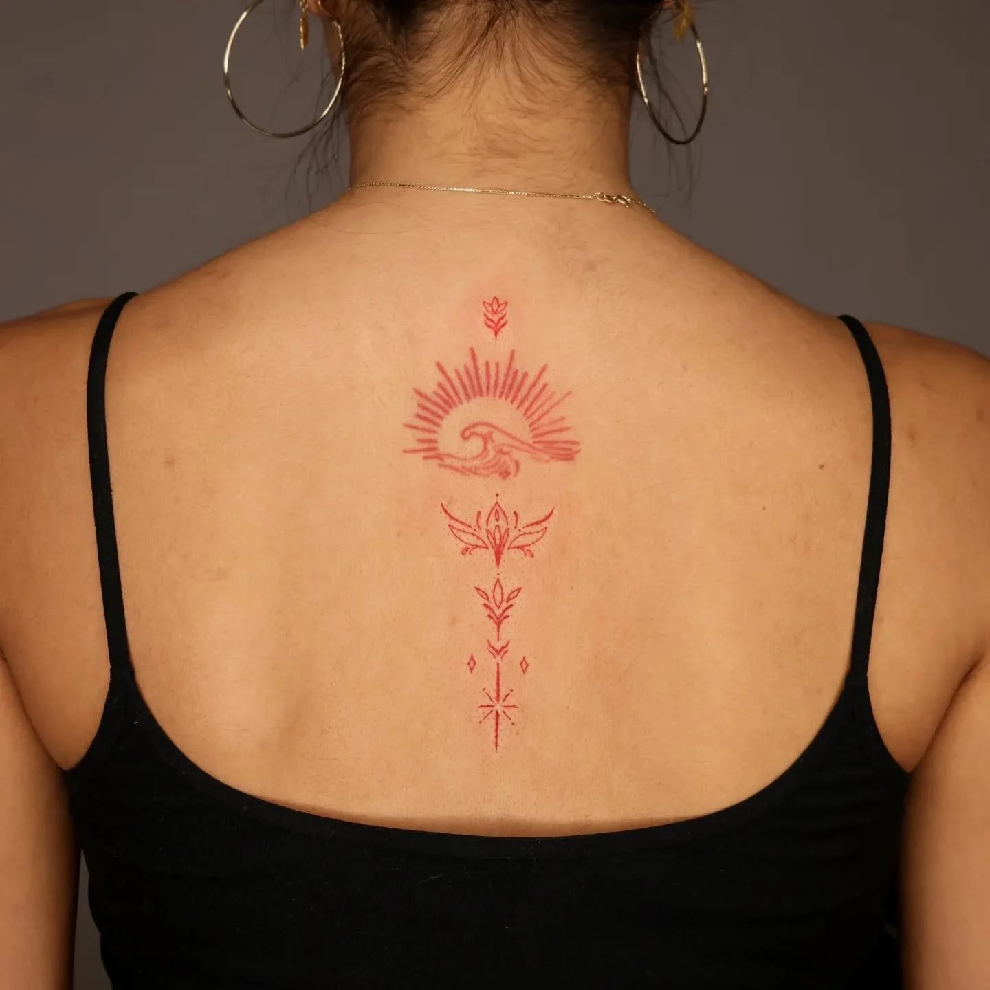 A half spine ornamental tattoo, to add to an existing waves and sunbeam tattoo she has! What a beautiful extension!! 
Thank you for your trust A!!
.
#ornamentaltattoo #finelinetattoo #brooklyntattoo #nyctattoo