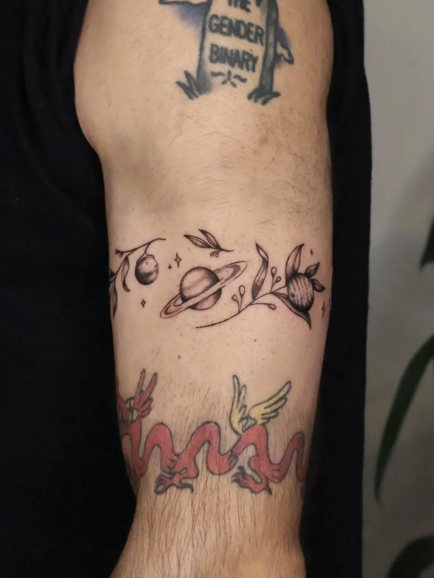 An arm band of planets and nature combined 🌿🌔 Will add some light galaxy dust once this is healed. This was so fun to design and create for you S! Always a pleasure to see you! Thank you for your trust!!
.
#spacetattoo #galaxytattoo #planetstattoo 