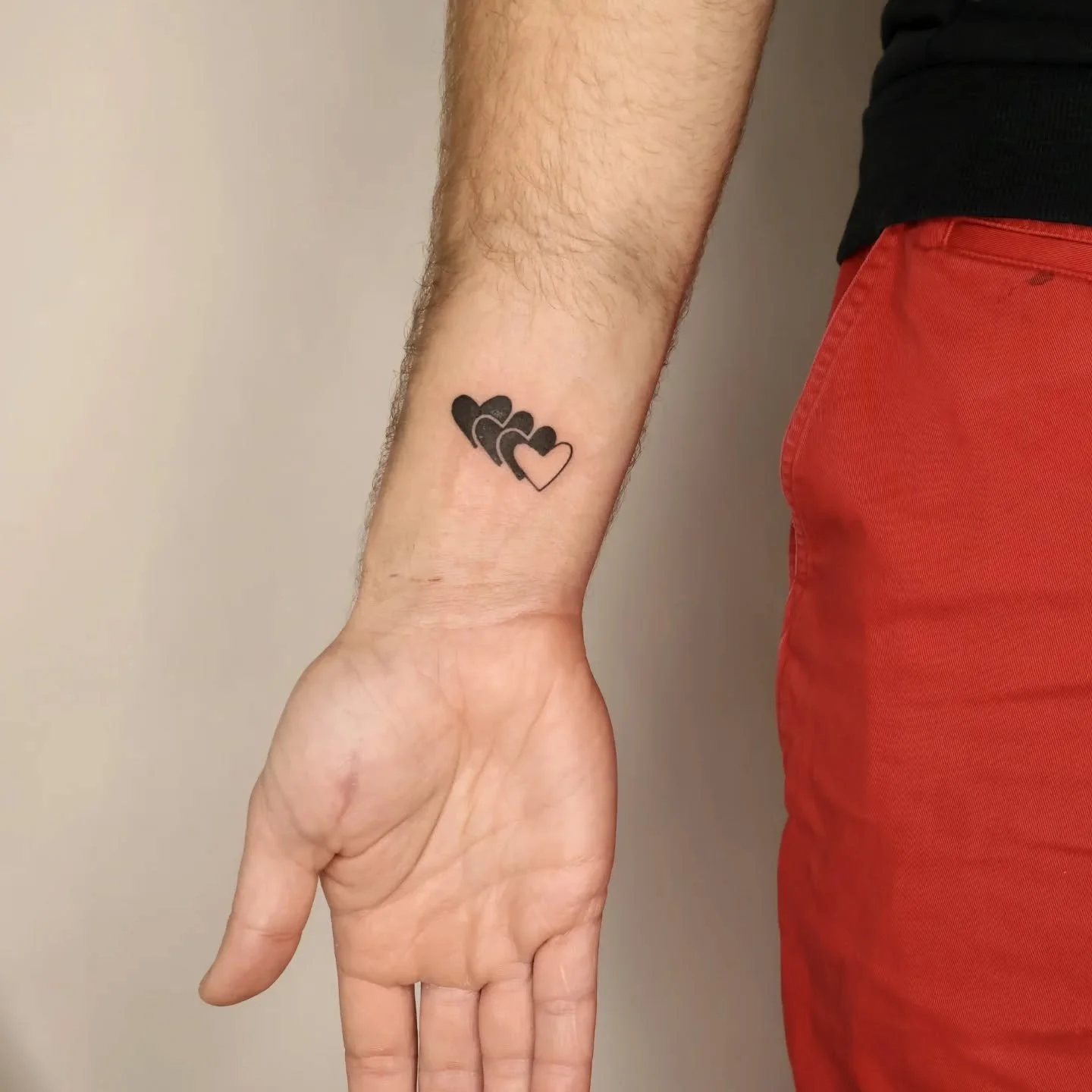 Lil hearts of the family, from my February flash sheet! Thanks for coming back J, always good to see you!
.
#flashtattoo #hearttattoo #blackandgreytattoo #brooklyntattoo #nyctattoo