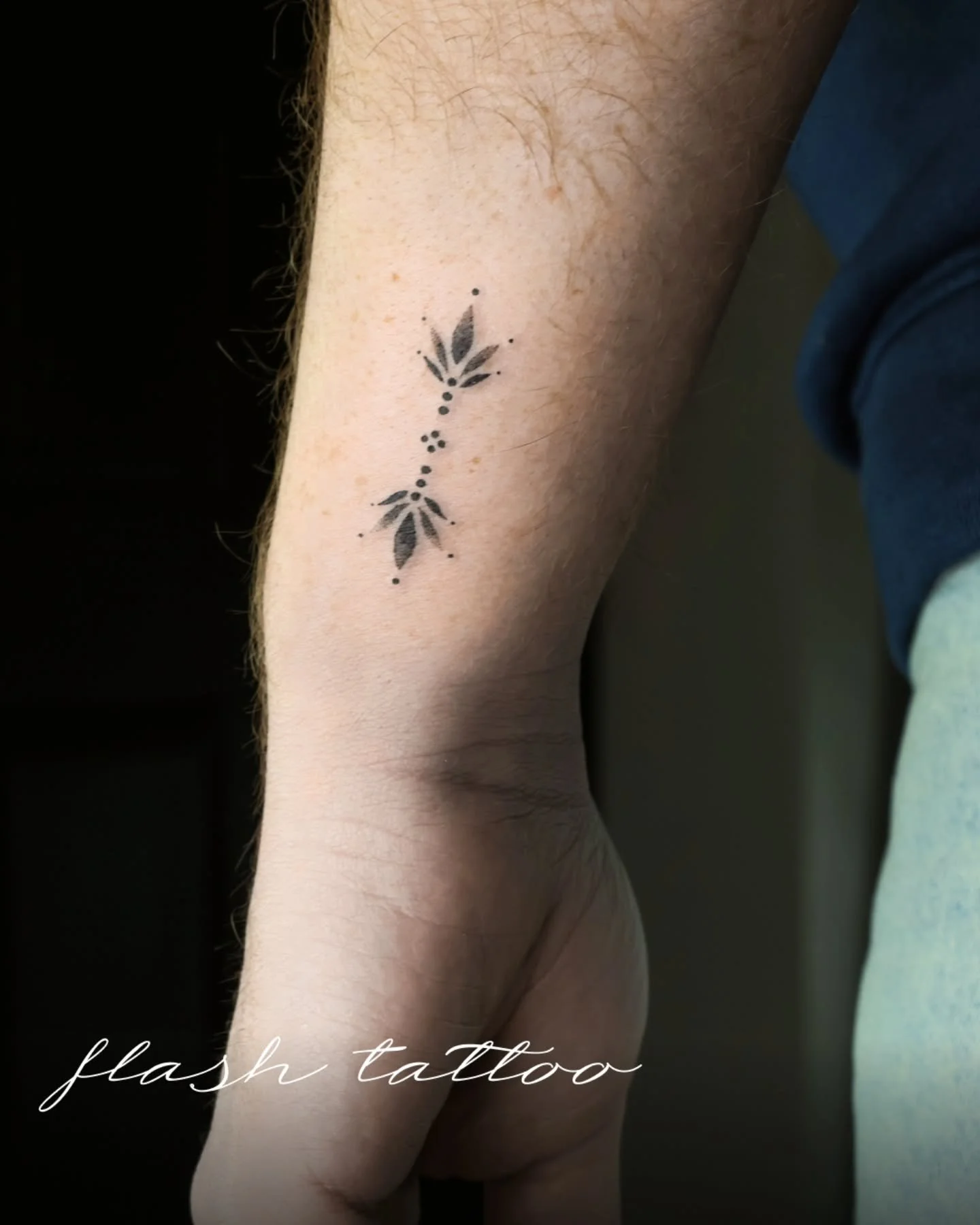 a little flash piece I made recently. 
✨️
If you wanna see the full flash sheet, just swipe through and if something catches your eye, feel free to DM me.